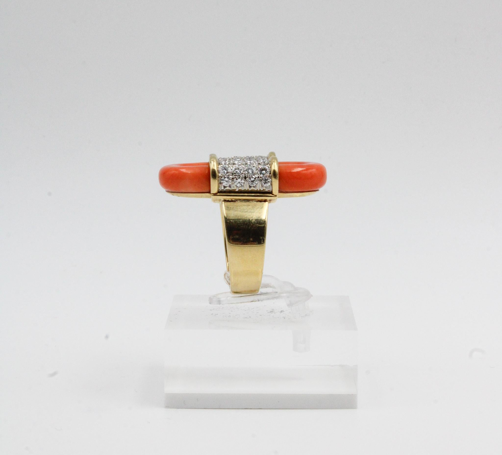 Feuriger 1970er Jahre Skulpturaler Korallen & Diamant Power Ring in 18K Gold (Rundschliff) im Angebot
