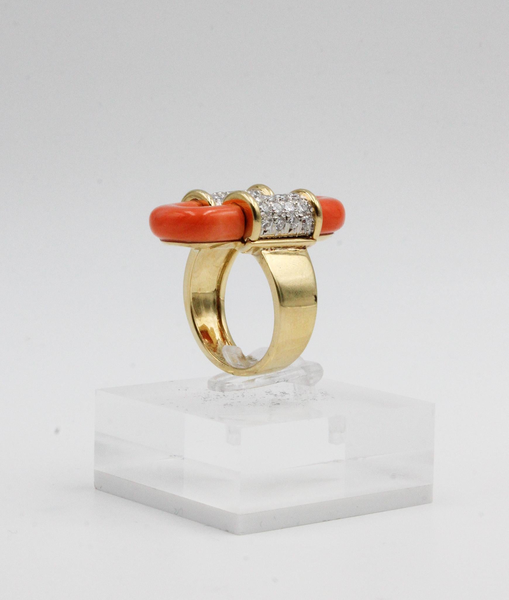 Feuriger 1970er Jahre Skulpturaler Korallen & Diamant Power Ring in 18K Gold im Zustand „Neu“ im Angebot in Roma, IT