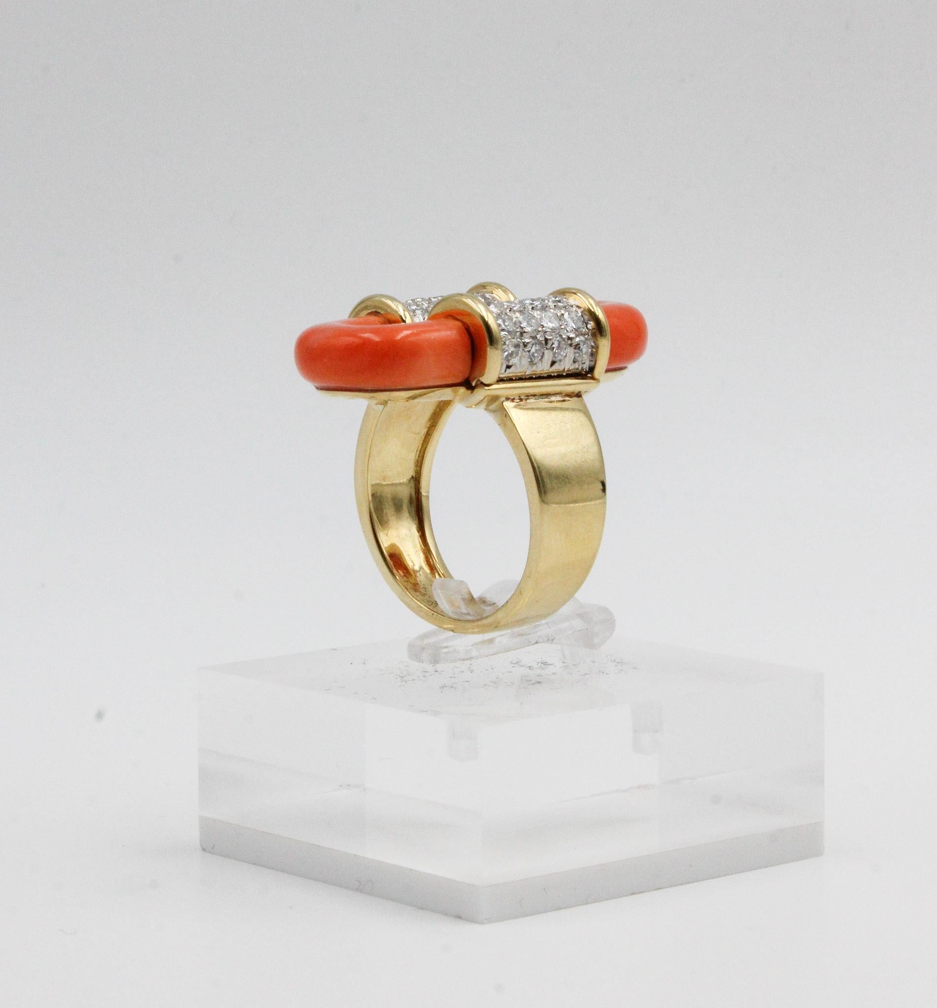 Feuriger 1970er Jahre Skulpturaler Korallen & Diamant Power Ring in 18K Gold für Damen oder Herren im Angebot