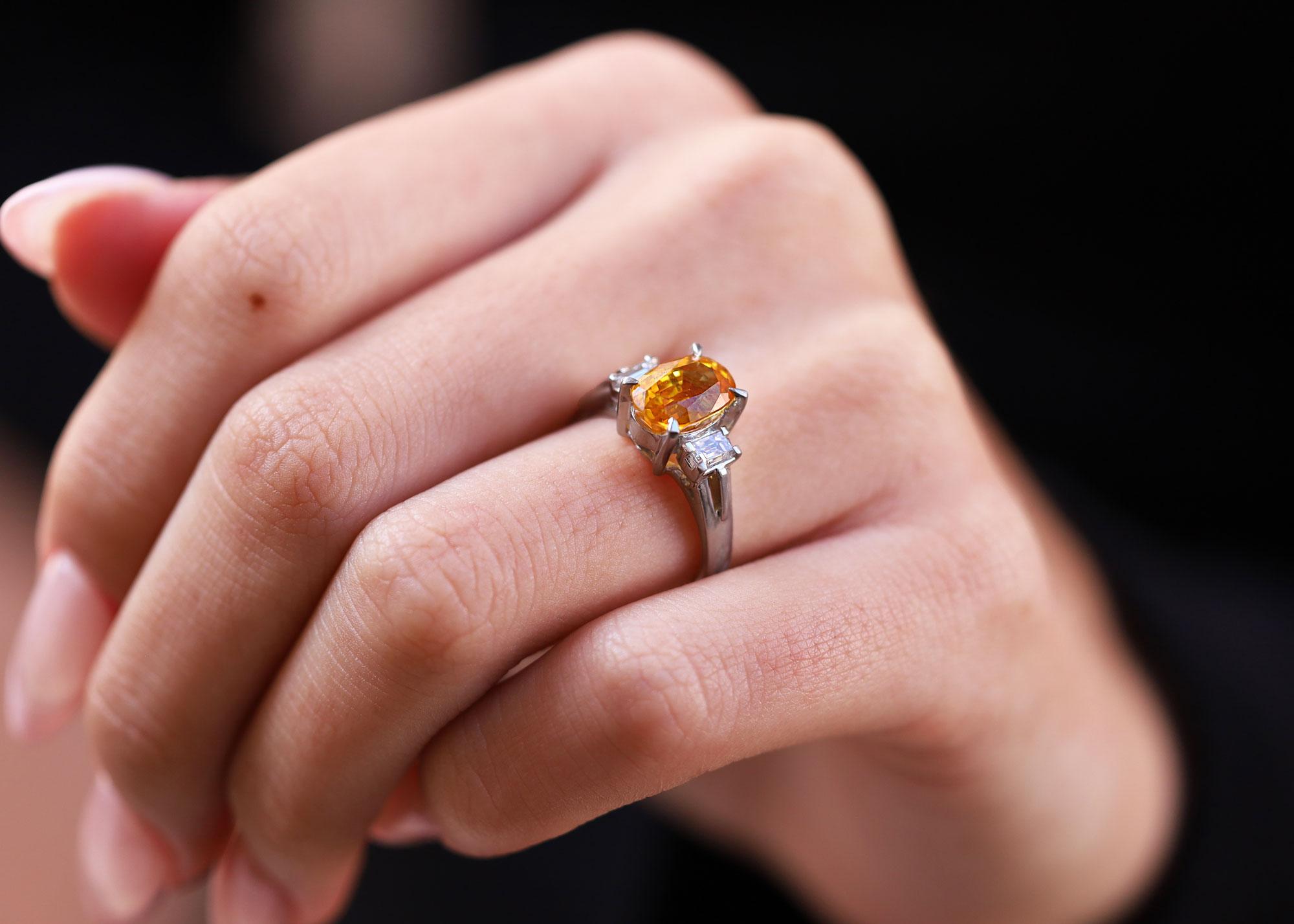 Modernist Fiery  3 Carat Orange Sapphire and Diamond Vintage Gemstone Engagement Ring For Sale