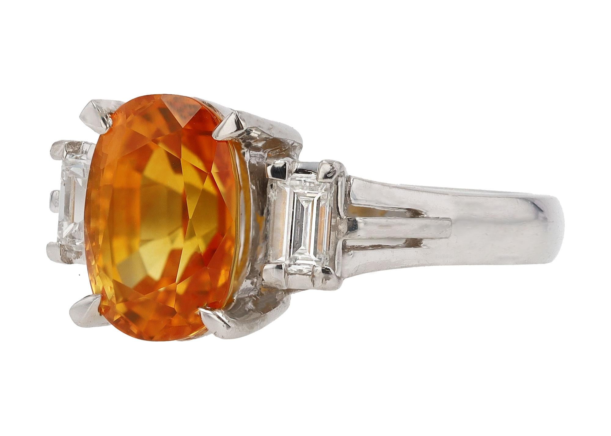Feurig  3 Karat Orange Saphir und Diamant Vintage Edelstein Verlobungsring (Ovalschliff) im Angebot