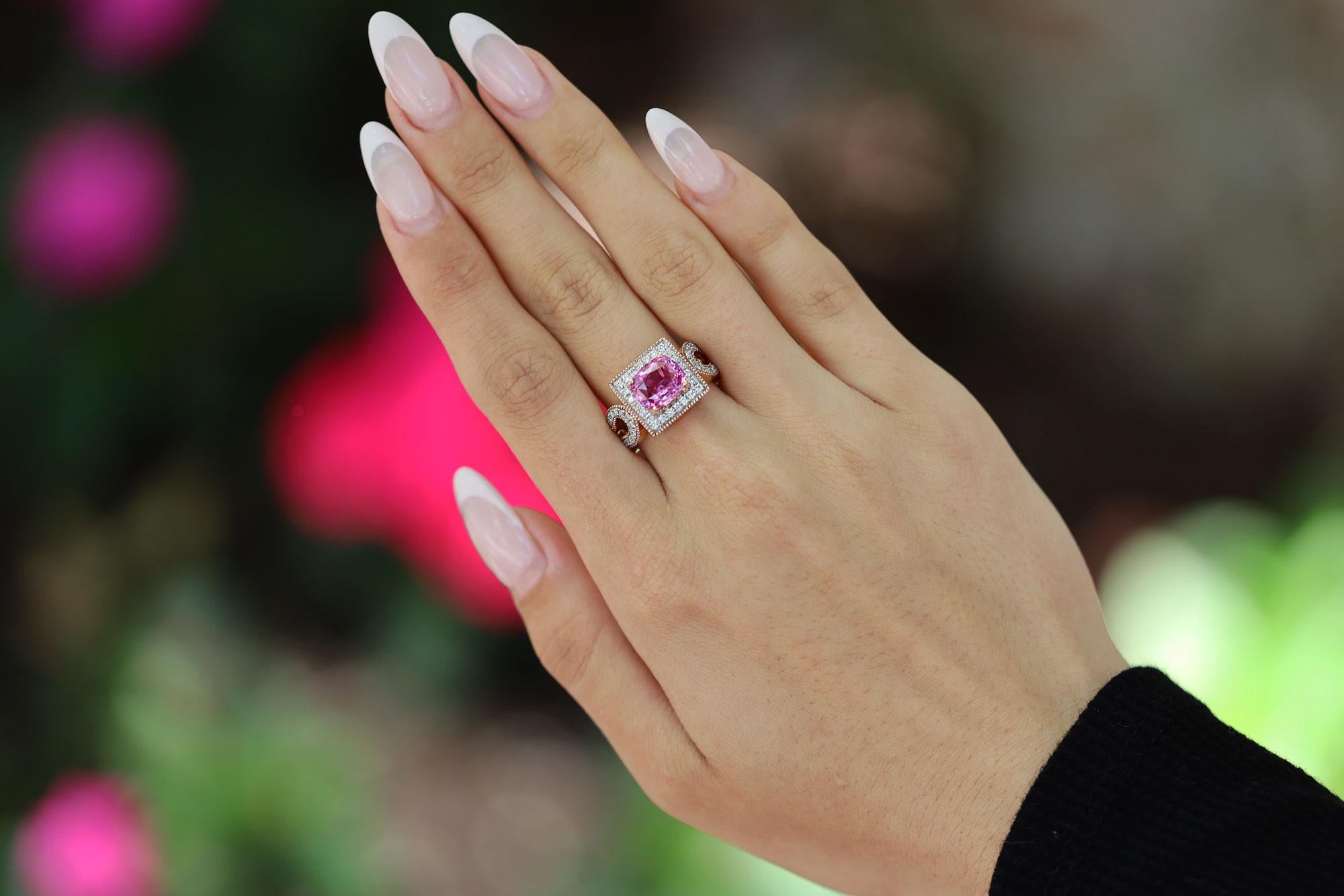 Cuando nuestro gemólogo seleccionó este zafiro rosa raro y profundamente saturado, no teníamos ni idea de cómo resultaría este anillo de compromiso/anillo de cóctel de gemas híbridas. Nuestro diseñador optó por una alianza no tradicional, engarzando