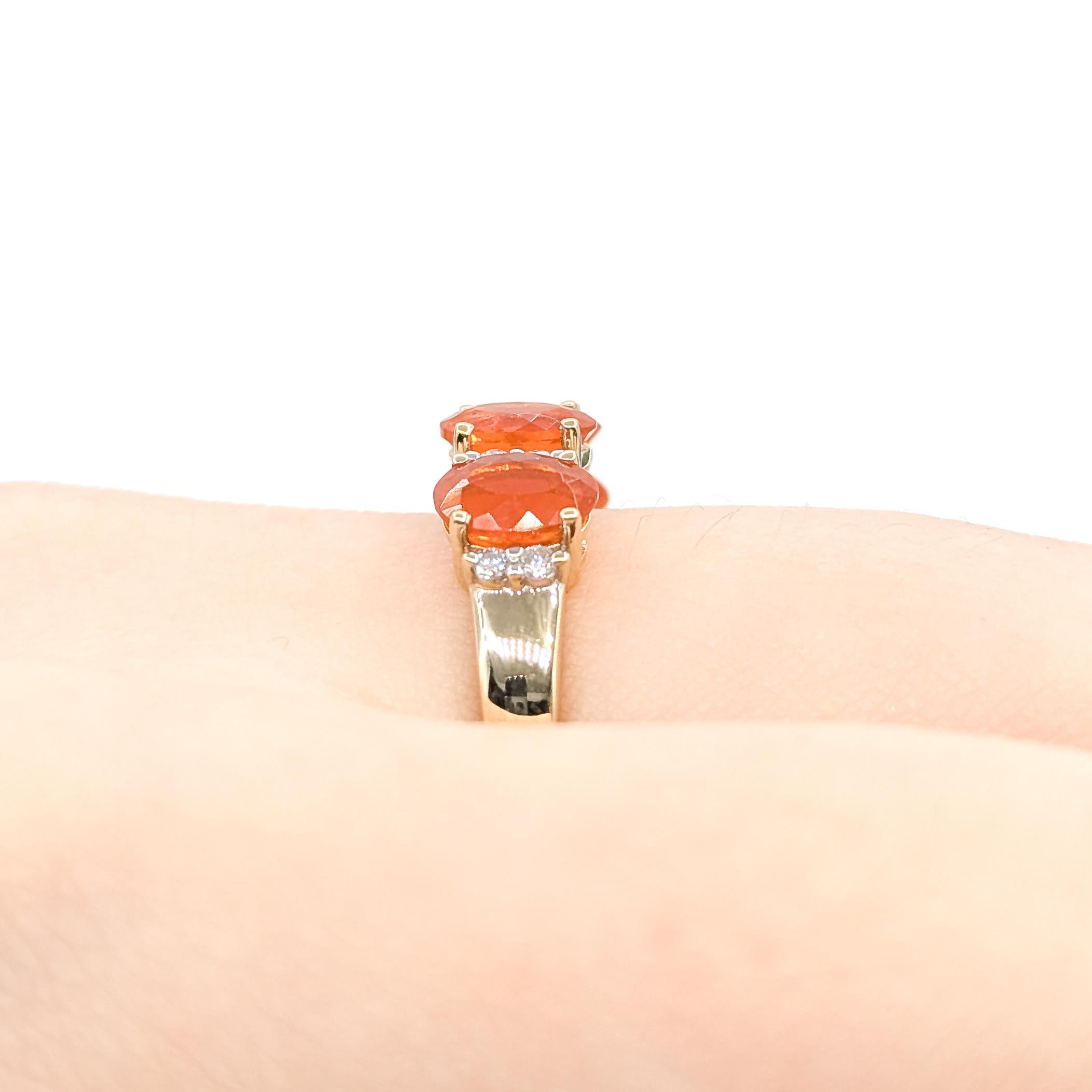 Taglio ovale Anello con opale di fuoco e diamante a 4 pietre in oro giallo 14k in vendita