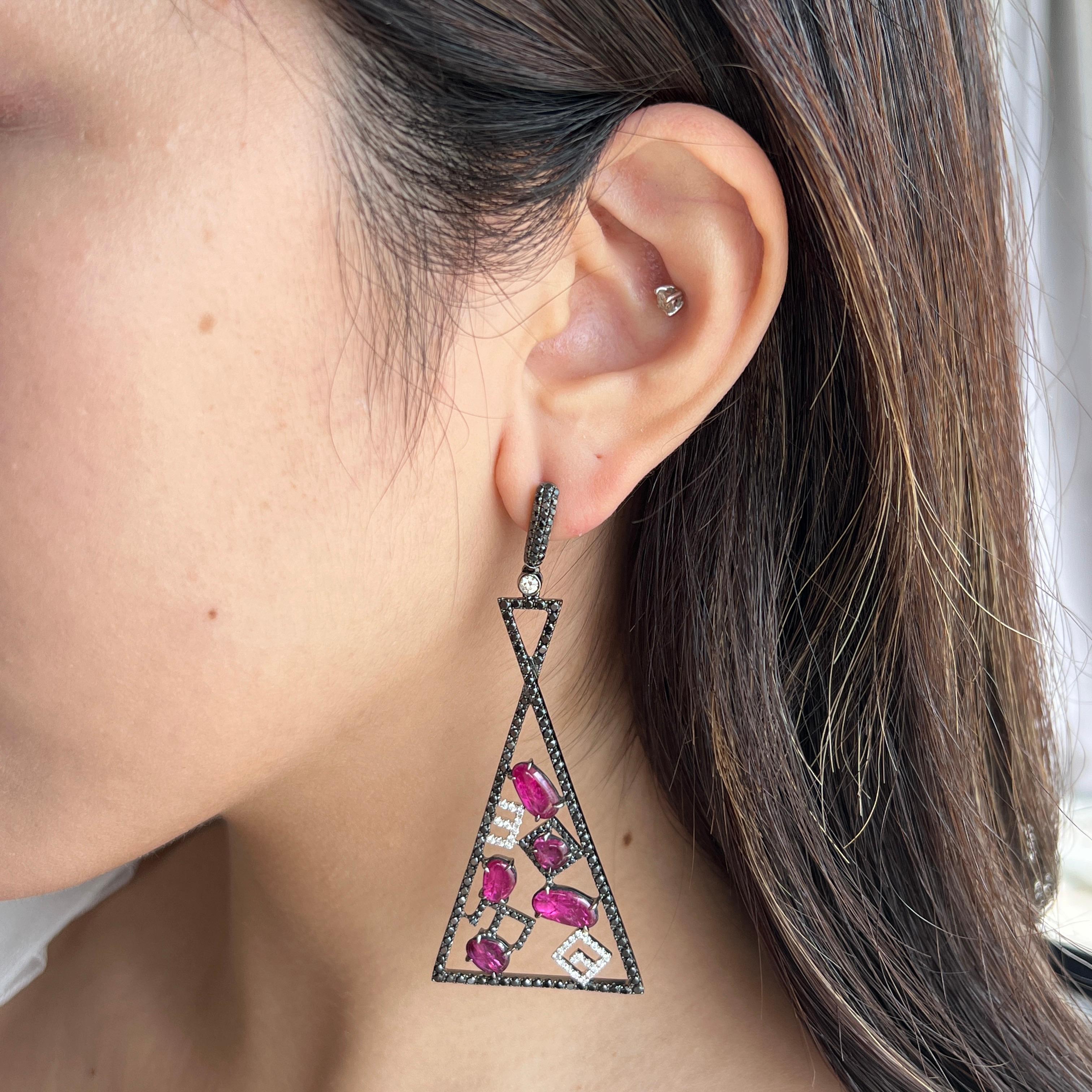 Fiery Allure: 7.91 Carat Vivid Red Ruby, 4.39 Carat Diamonds, 18K Gold Earrings. In New Condition For Sale In Hung Hom, HK