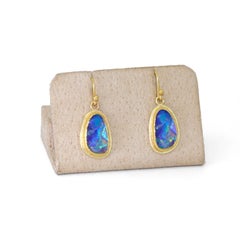 Boucles d'oreilles pendantes encadrées en doublet d'opale australienne, Petra Class 2024
