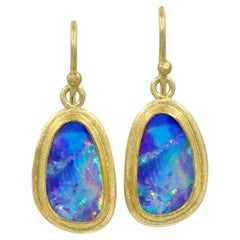 Boucles d'oreilles pendantes encadrées en doublet d'opale australienne, Petra Class 2024
