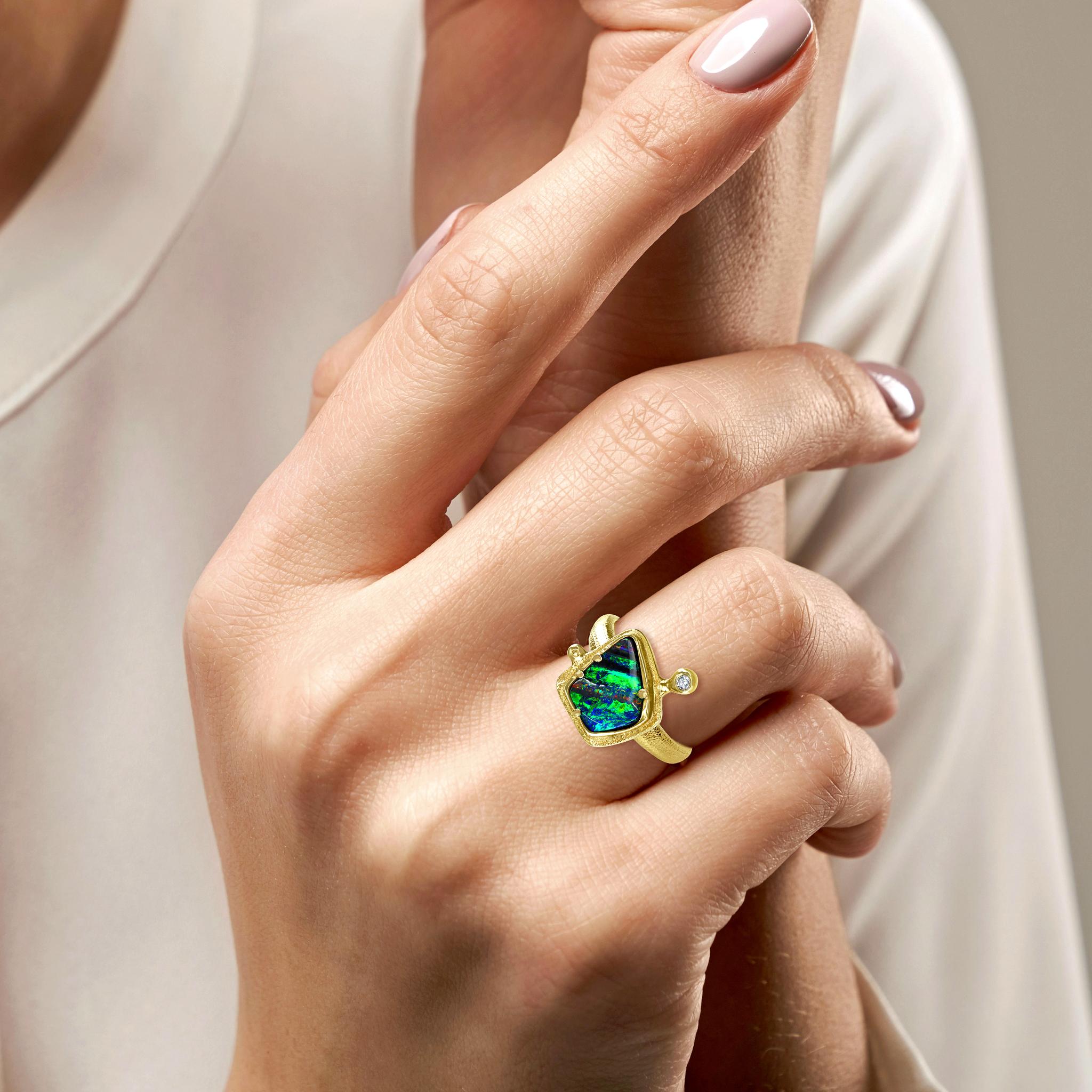 Art Déco Anello unico in oro giallo con diamante e opale Boulder ardente, Audrius Krulis 2025 in vendita