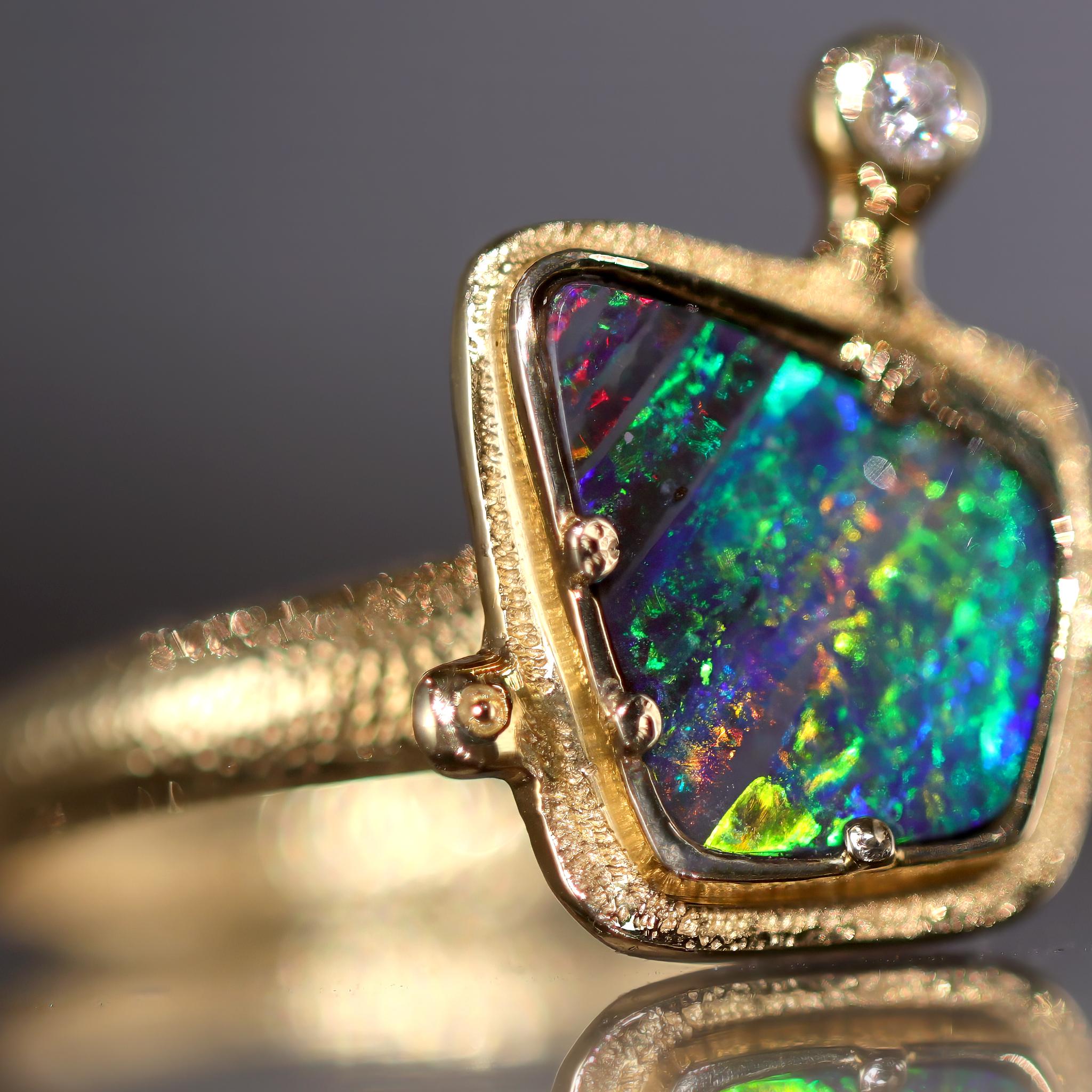 Donna Anello unico in oro giallo con diamante e opale Boulder ardente, Audrius Krulis 2025 in vendita