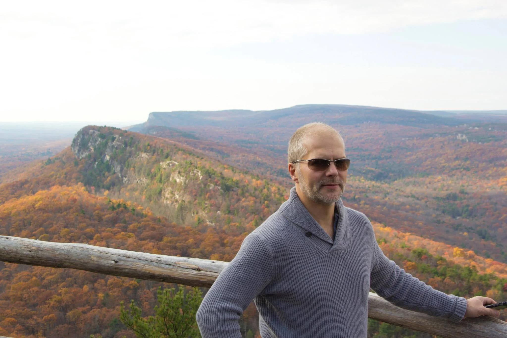 Anello unico in oro giallo con diamante e opale Boulder ardente, Audrius Krulis 2025 in vendita 3