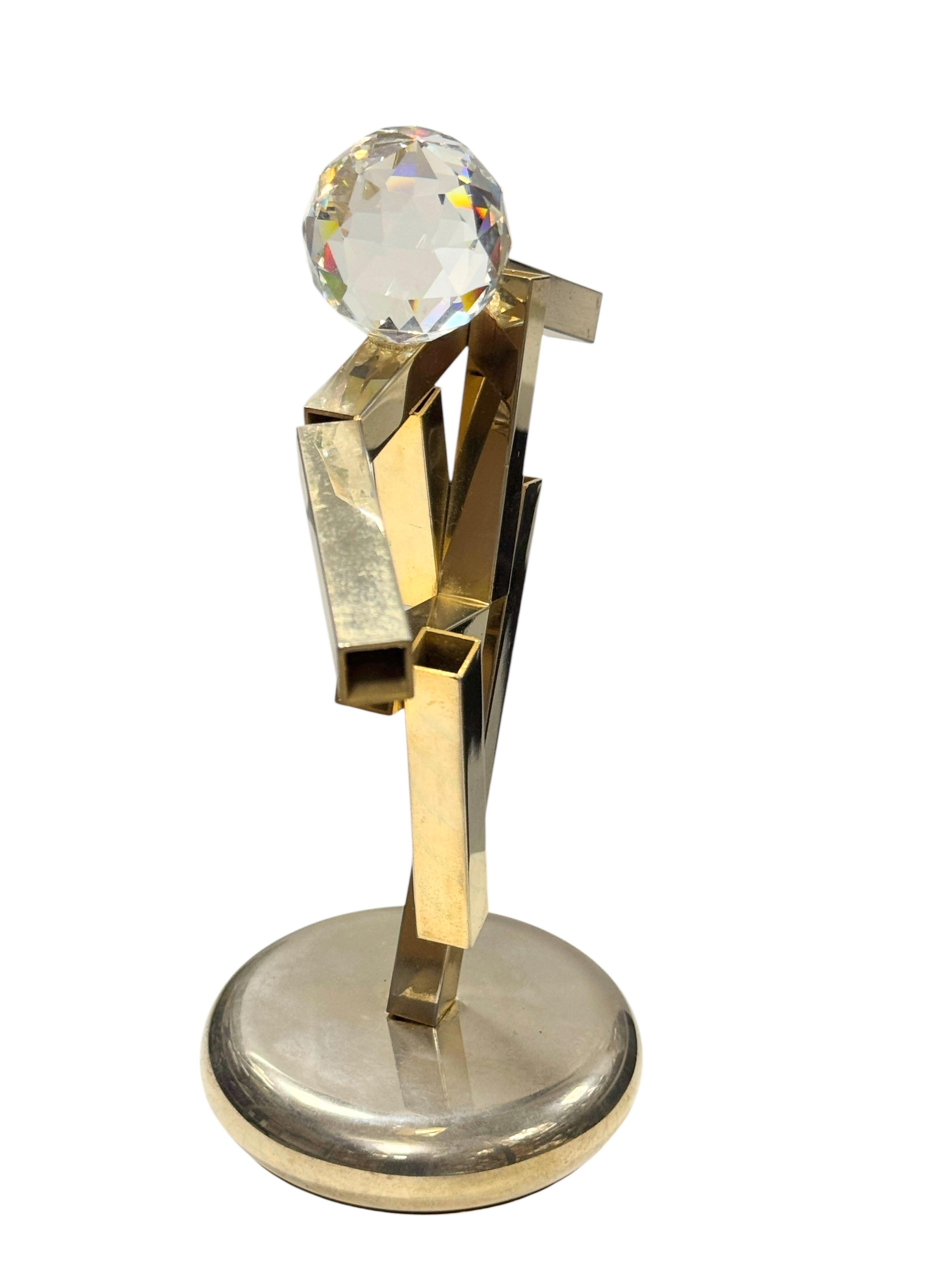 Un bellissimo e sostanzioso trofeo realizzato da Lavorazione Artigianale in Italia. Questo trofeo era un omaggio per la Coppa del Mondo di Calcio 1990 in Italia, assegnato a giocatori, staff, allenatori e membri della federazione. È costruito in