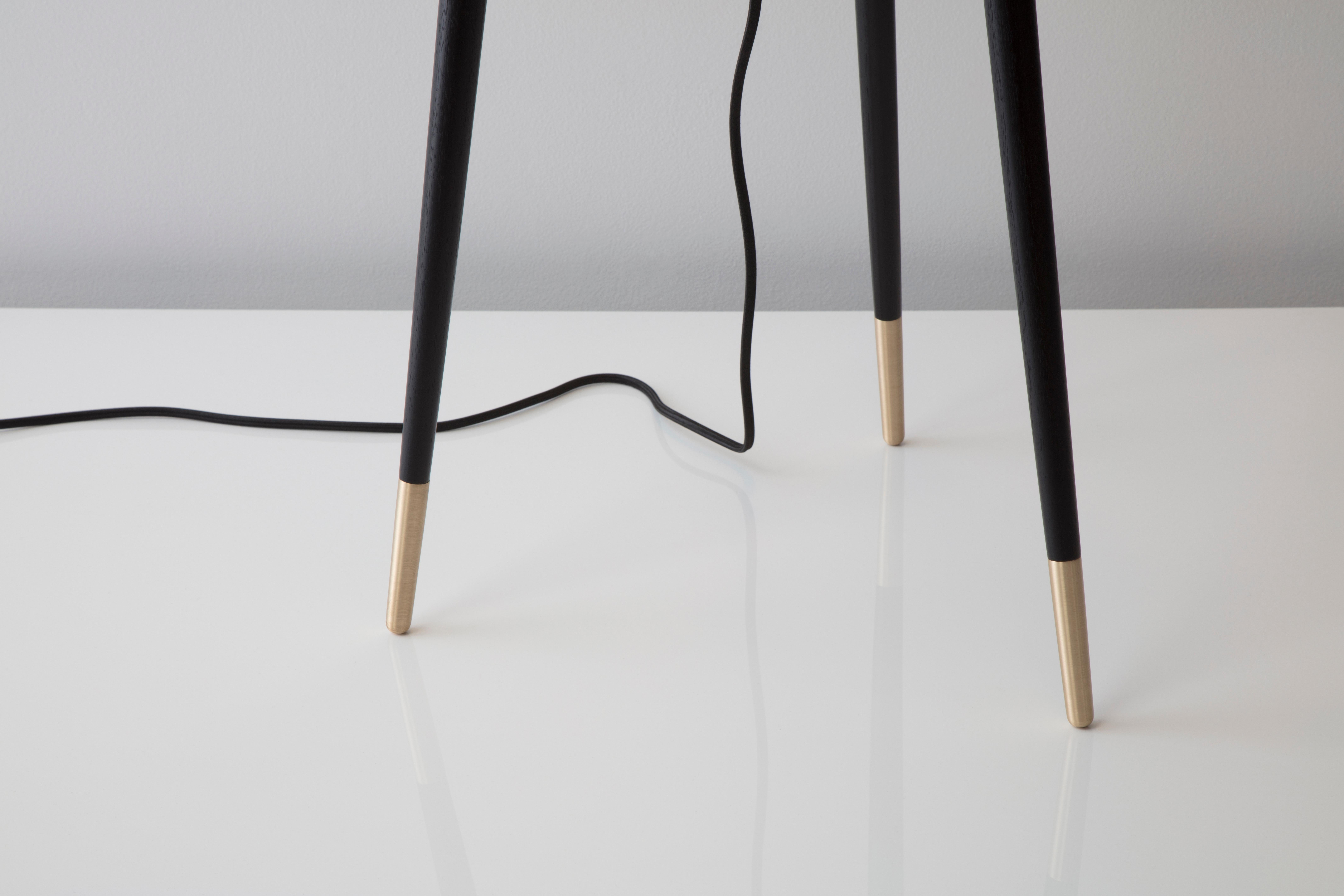 XXIe siècle et contemporain Lampadaire tripode Fife en noyer et laiton satiné par Matthew Fairbank en vente
