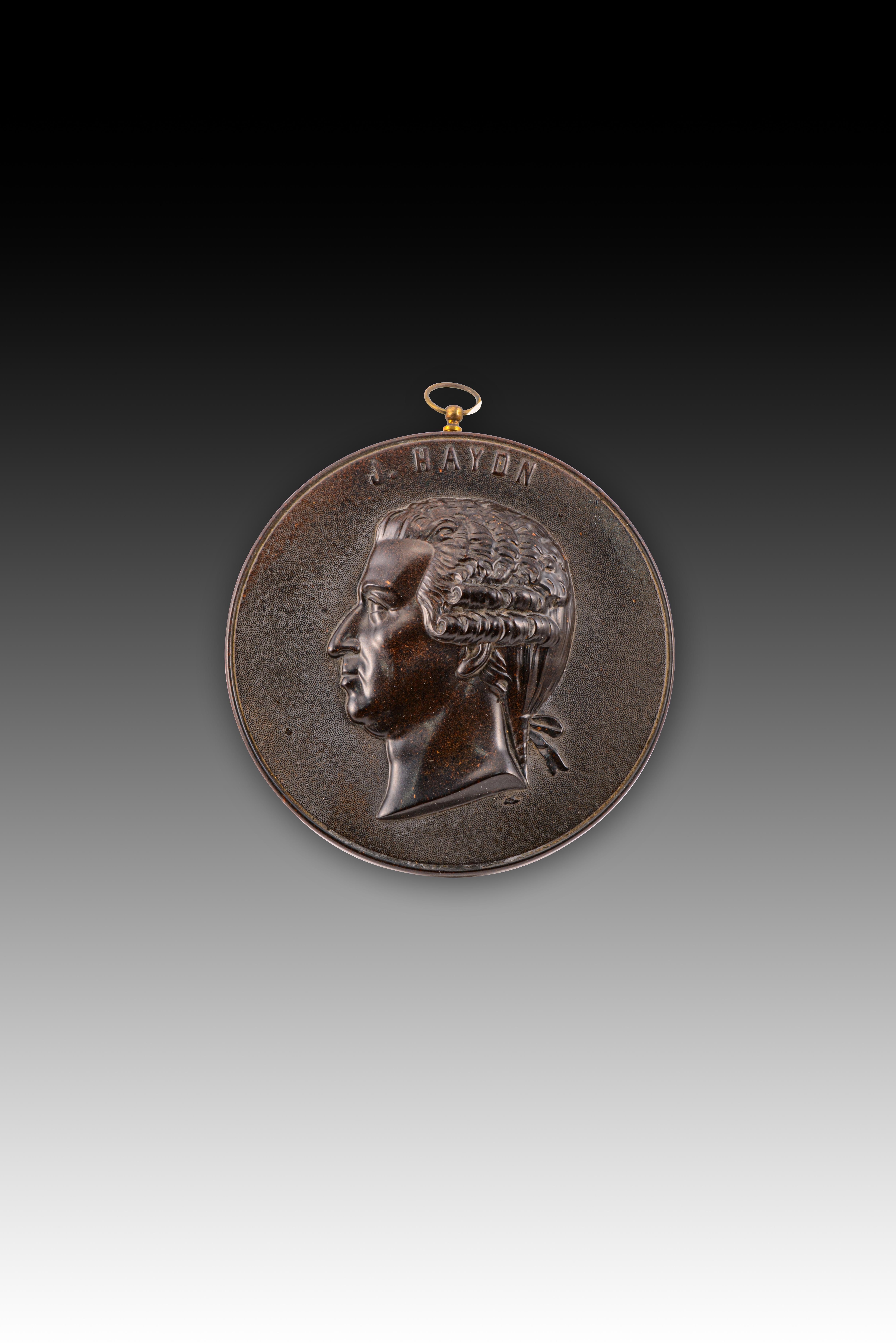 Quince medallones con retratos de perfil. Madera dura, metal. Siglo XIX. 
Un juego de tondos con una anilla colgante que muestra retratos de perfil de personajes históricos en el anverso y una inscripción y un número en el reverso. El bois durci es