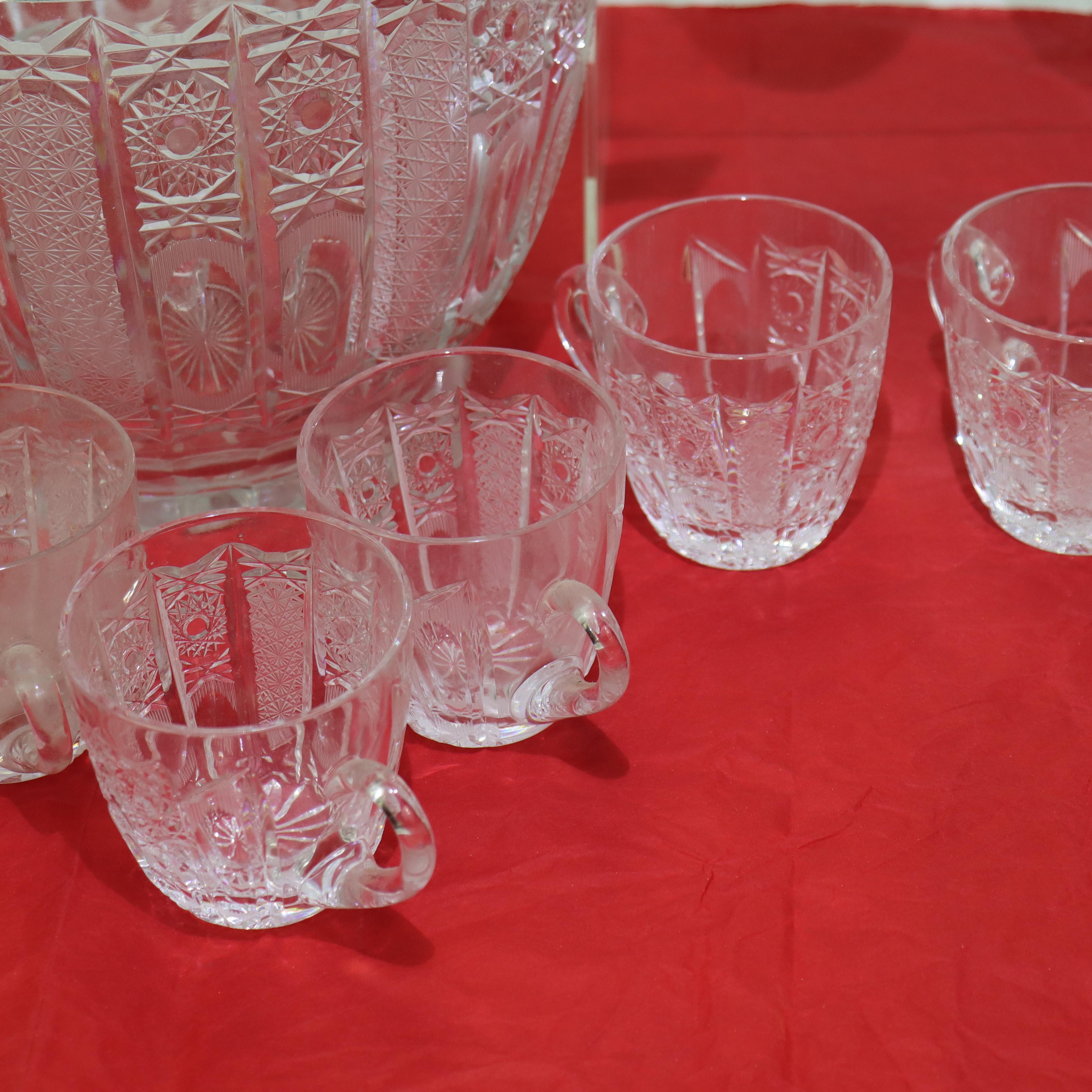 20ième siècle Ensemble de quinze pièces en verre taillé à l'ancienne Hawk School Diamond & Daisy Punch Bowl en vente