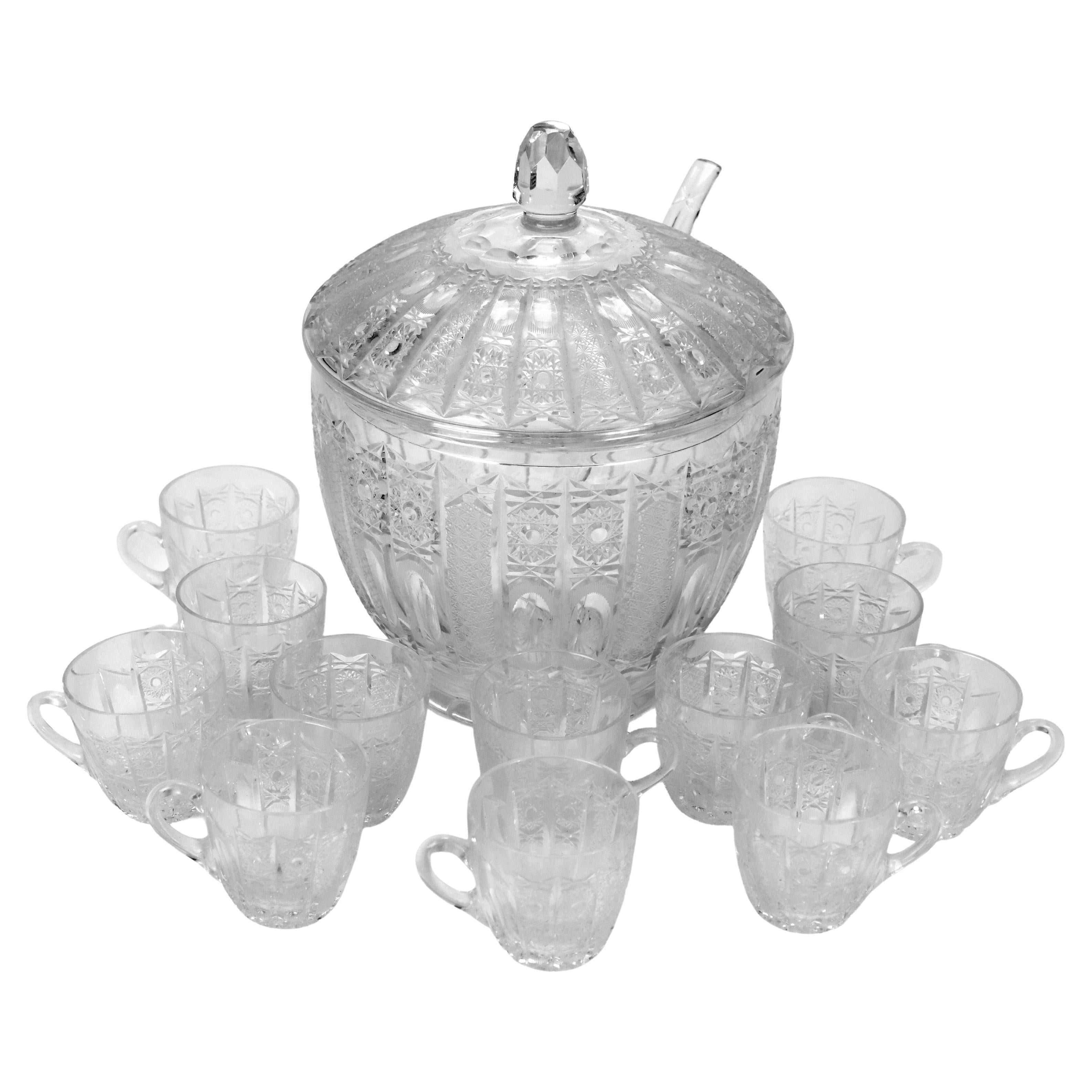 Ensemble de quinze pièces en verre taillé à l'ancienne Hawk School Diamond & Daisy Punch Bowl en vente
