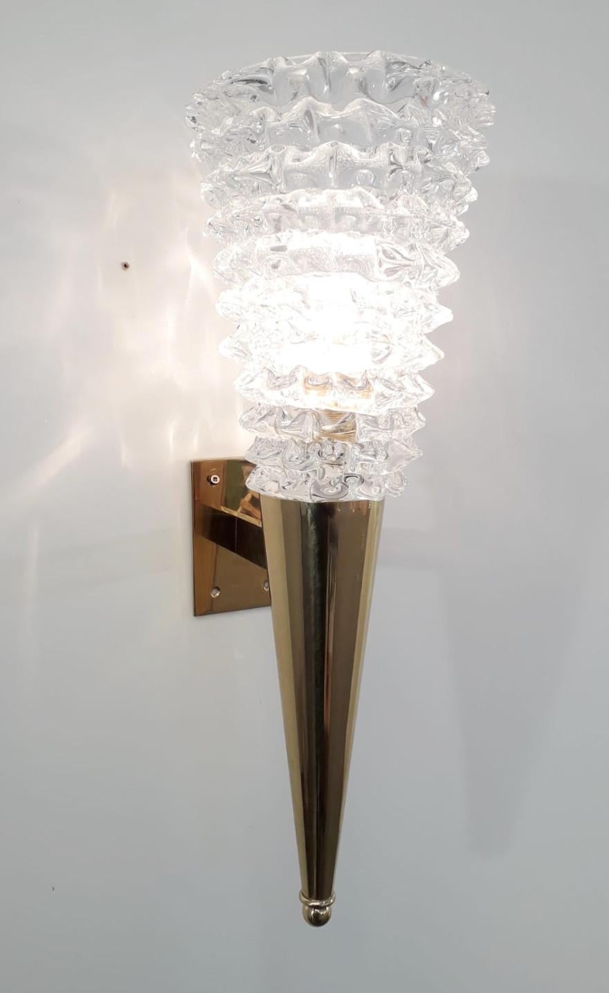Italian torchere wall light with clear Murano glass hand blown to create a beaked textured effect using Rostrato technique, mounted on polished brass frame / Designed by Barovier e Toso, circa 1960s with original Barovier e Toso maker's mark on the