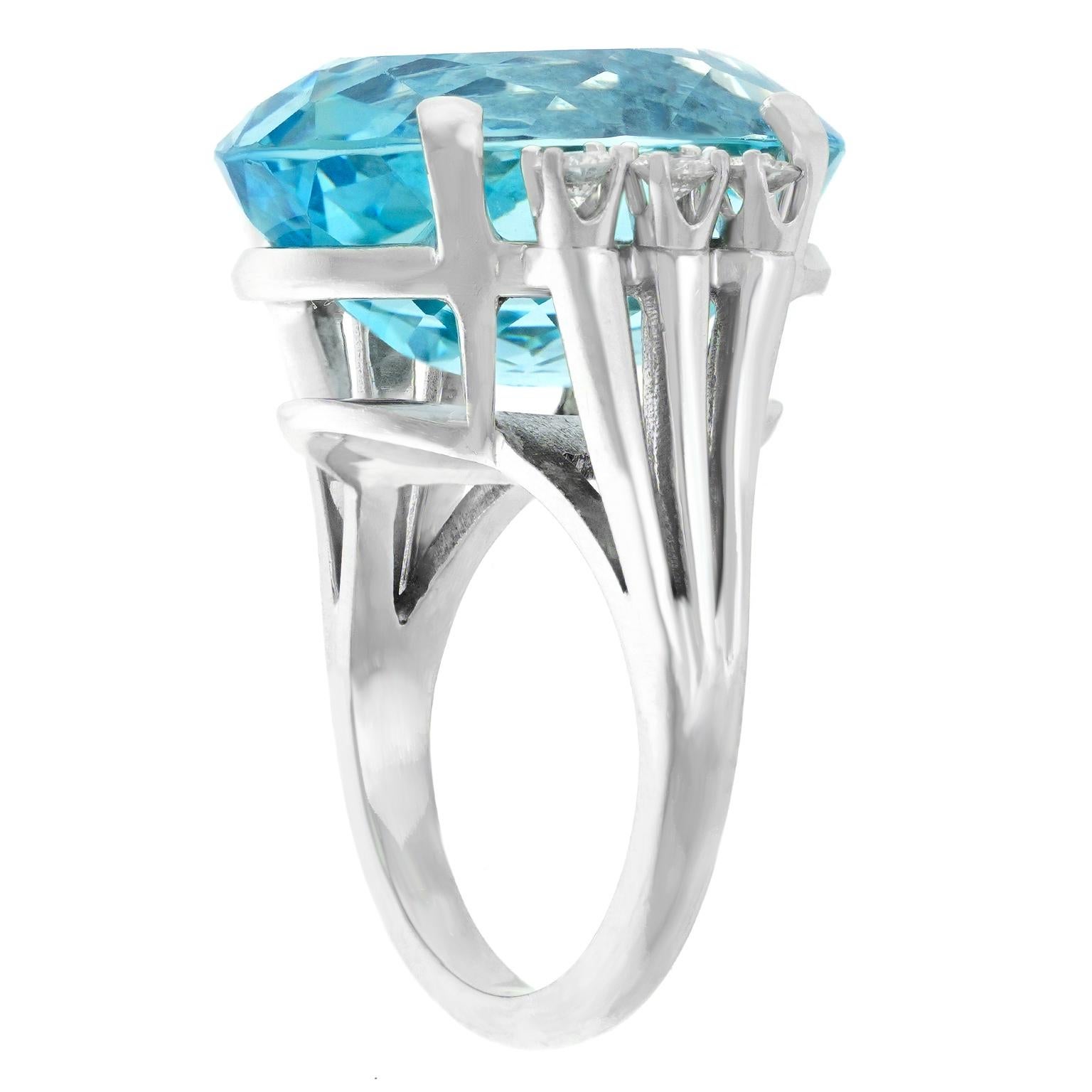 Anillo de aguamarina de 18,0 ct de los años 50 Corte oval en venta