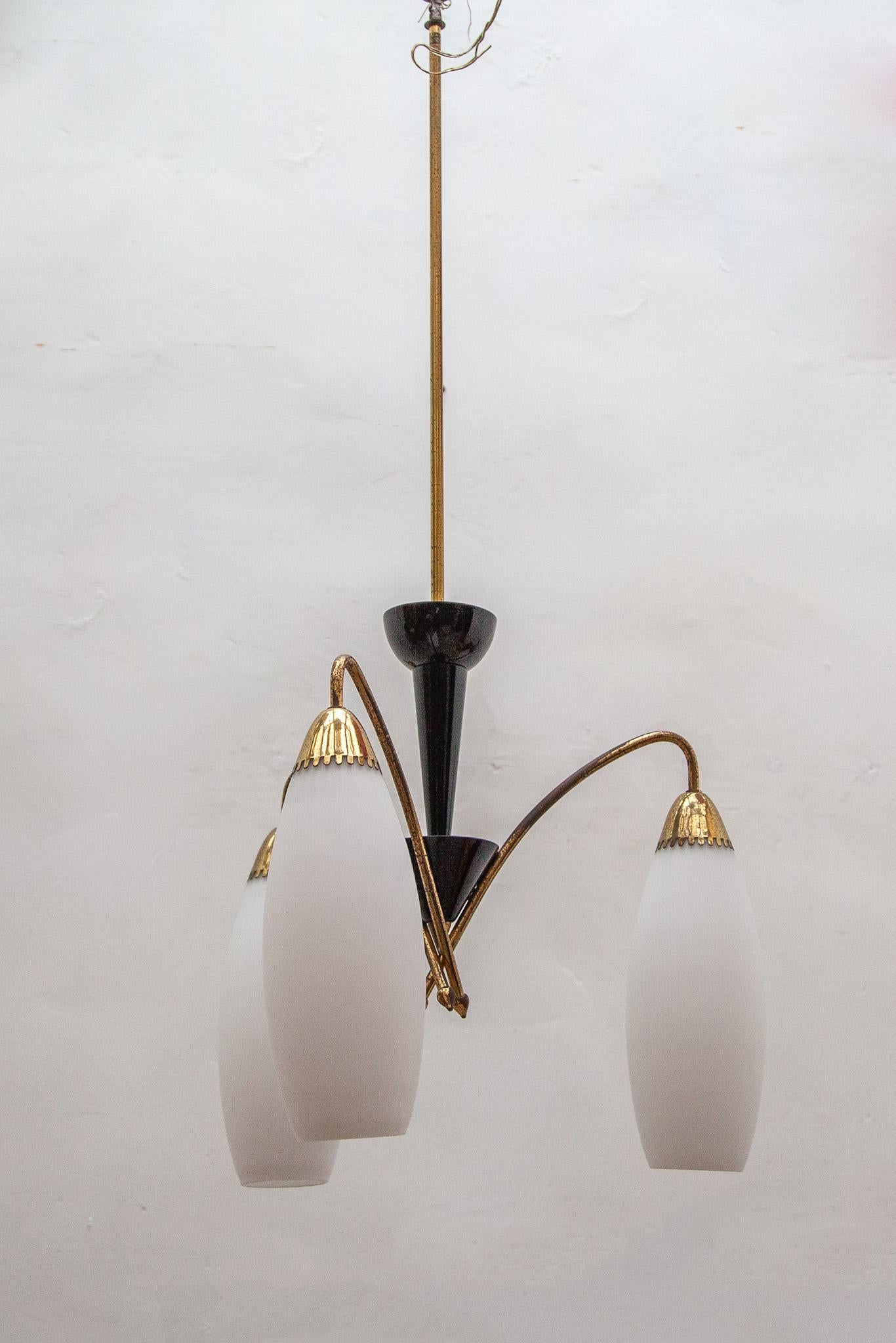 Mid-Century Modern Lustre à trois abat-jour opalescent design années 50 en vente