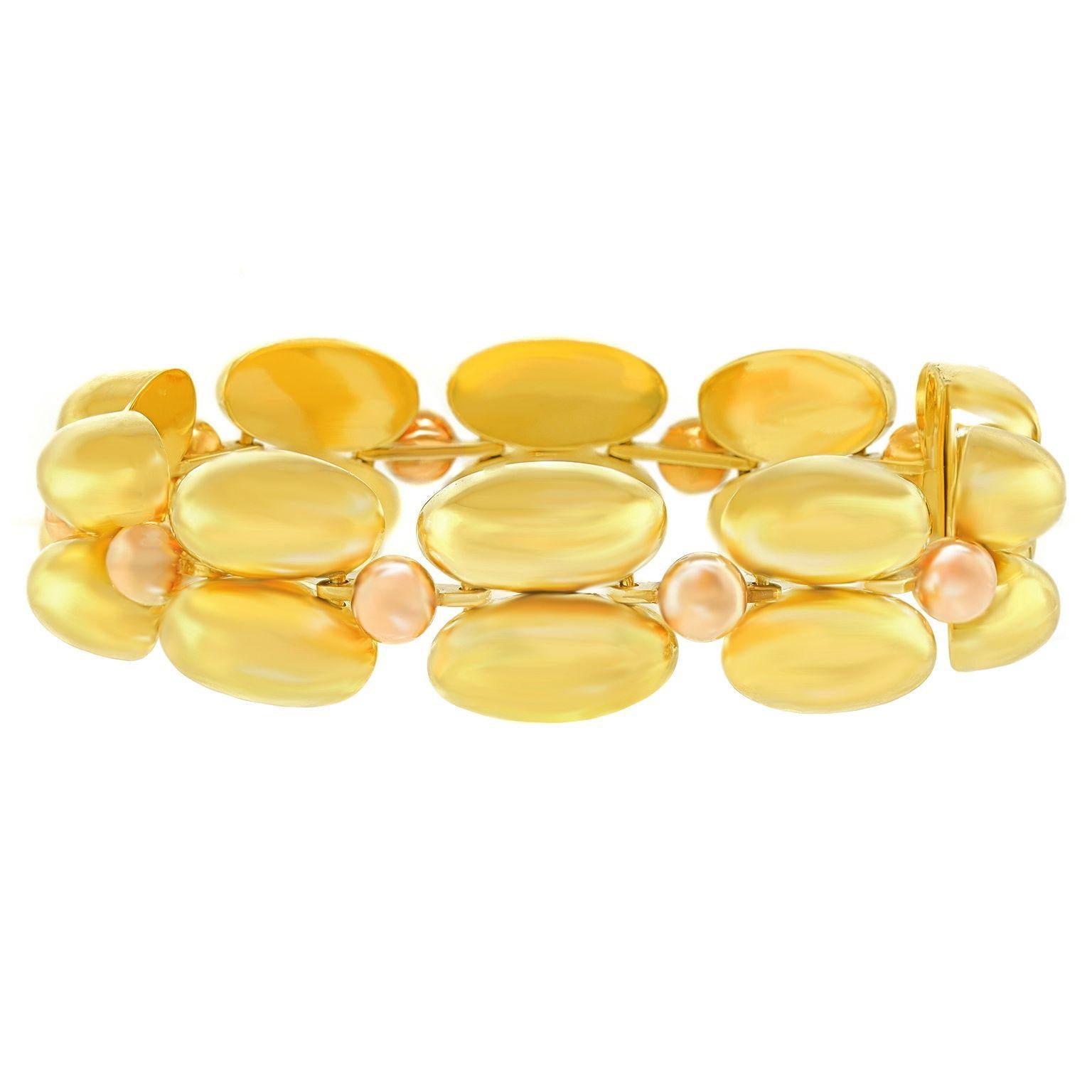 Circa  Años 50, 14k, Eslovaquia.   Este fabuloso accesorio estilo años cincuenta es una pulsera de oro amarillo que nunca se quita. El aspecto es una mezcla de elegancia Art Decó y elegancia posmoderna. Perfecta para cualquier momento de moda, es