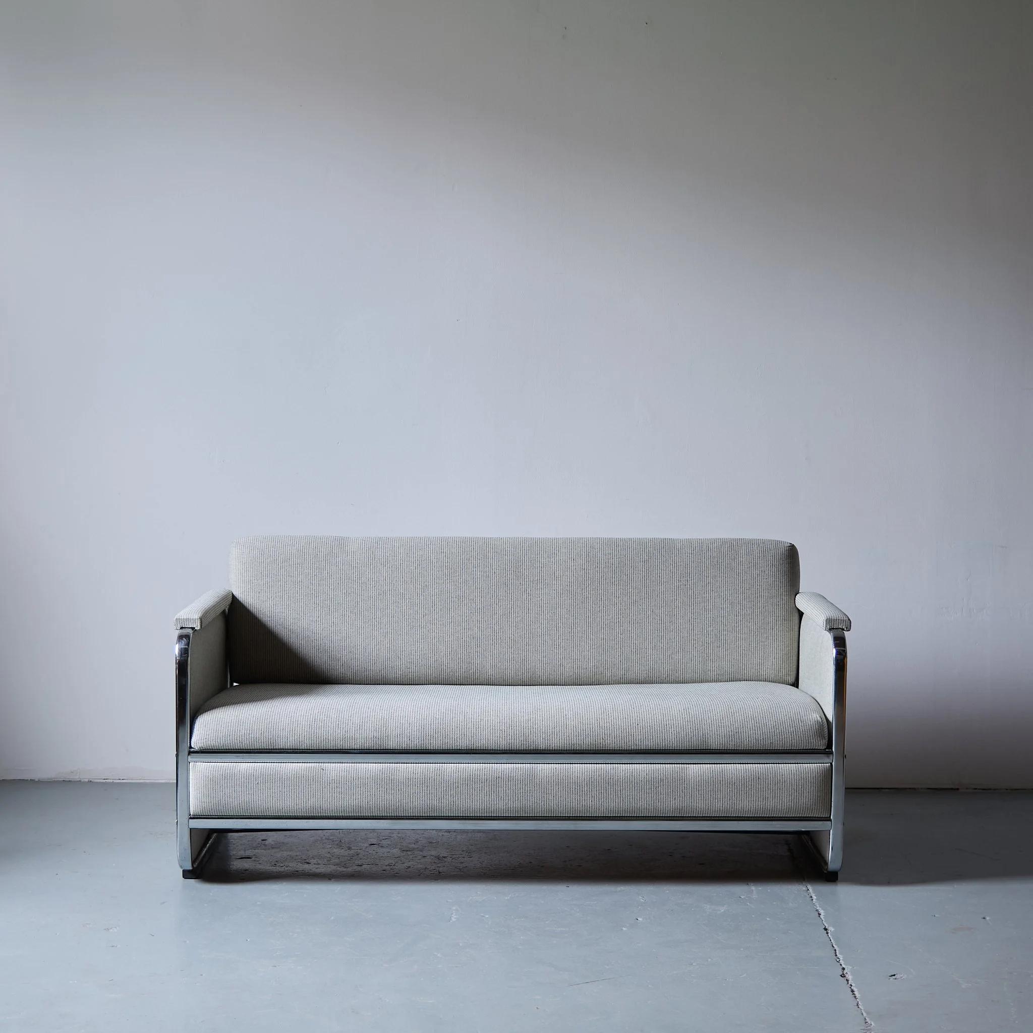 Sofá-cama plegable cromado. 

Rescatada y completamente reconstruida. Pequeñas imperfecciones visibles en la metalistería.

Retapizado en una fina raya vintage azul/blanco roto.

Francia, años 50.

An 143 cm x Al 69 cm x Pr 65 cm 

Altura del