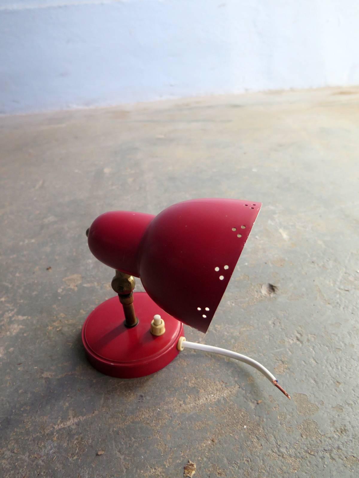 Fifties lacquered metal wall lamp with brass details.