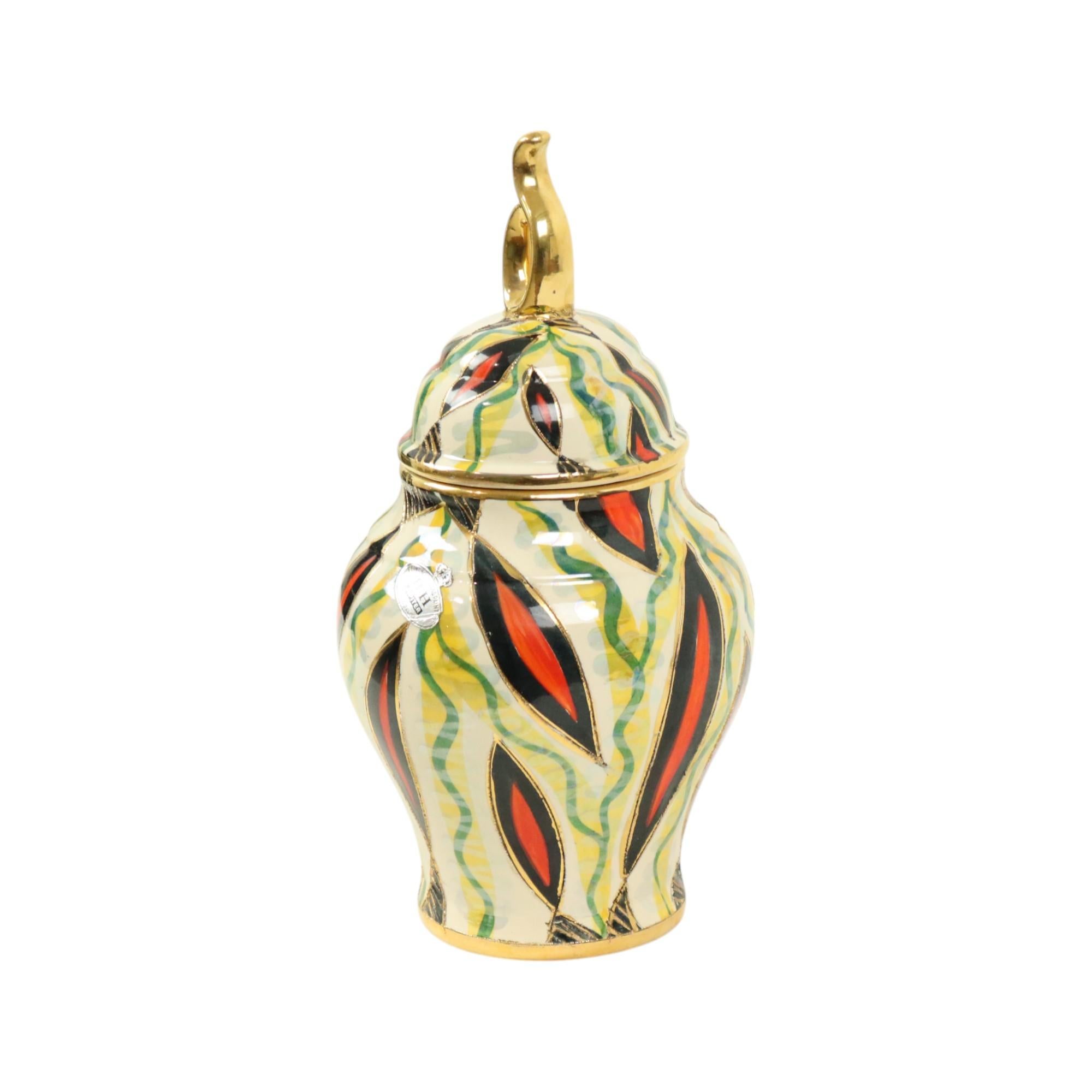 Vintage-Deckelvase aus der Serie Jupiter von H. Bequet, farbenfrohe und verspielte Vase mit goldenen Details, komplett handbemalt, unten mit Made in Belgium, H. Bequet Quaregnon, um 1950.

Die Vase ist im typisch fließenden Art-déco-Stil gehalten,
