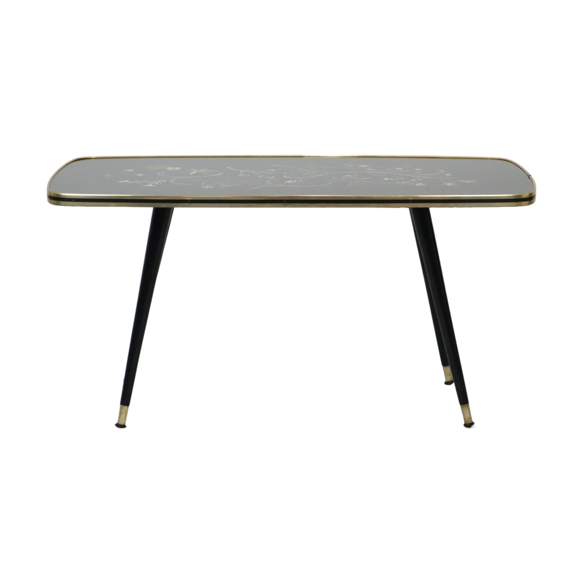 Laiton Table basse Rockabilly des années 50 Pieds coniques Plateau en verre Motif floral en vente