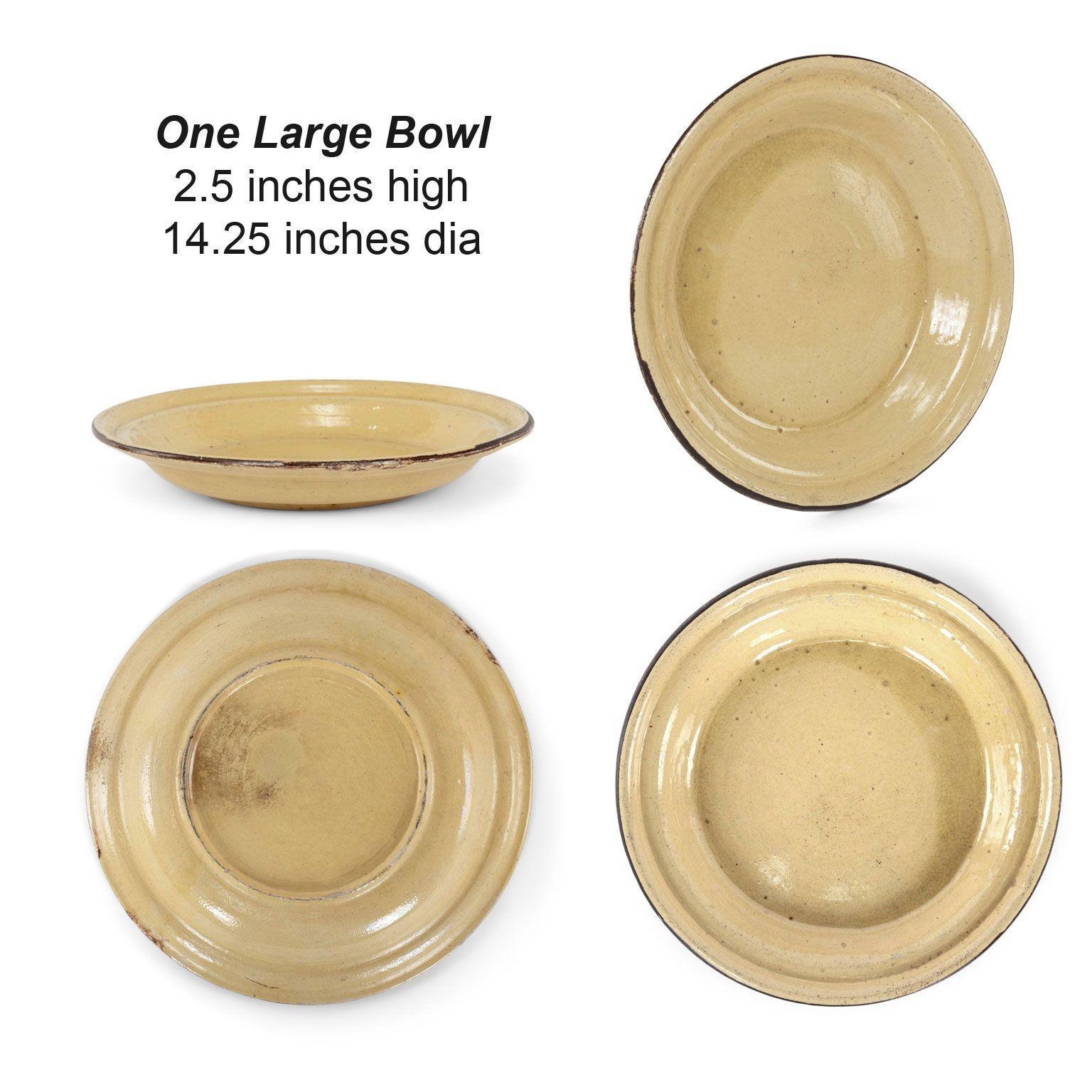 Ensemble de 54 pièces de vaisselle de Dieulefit-Provence en céramique émaillée jaune pâle, vers les années 1930. Vaisselle émaillée jaune pâle (assiettes, bols, plateaux, cocottes et autres) décorée de bordures émaillées de couleur brune. Une
