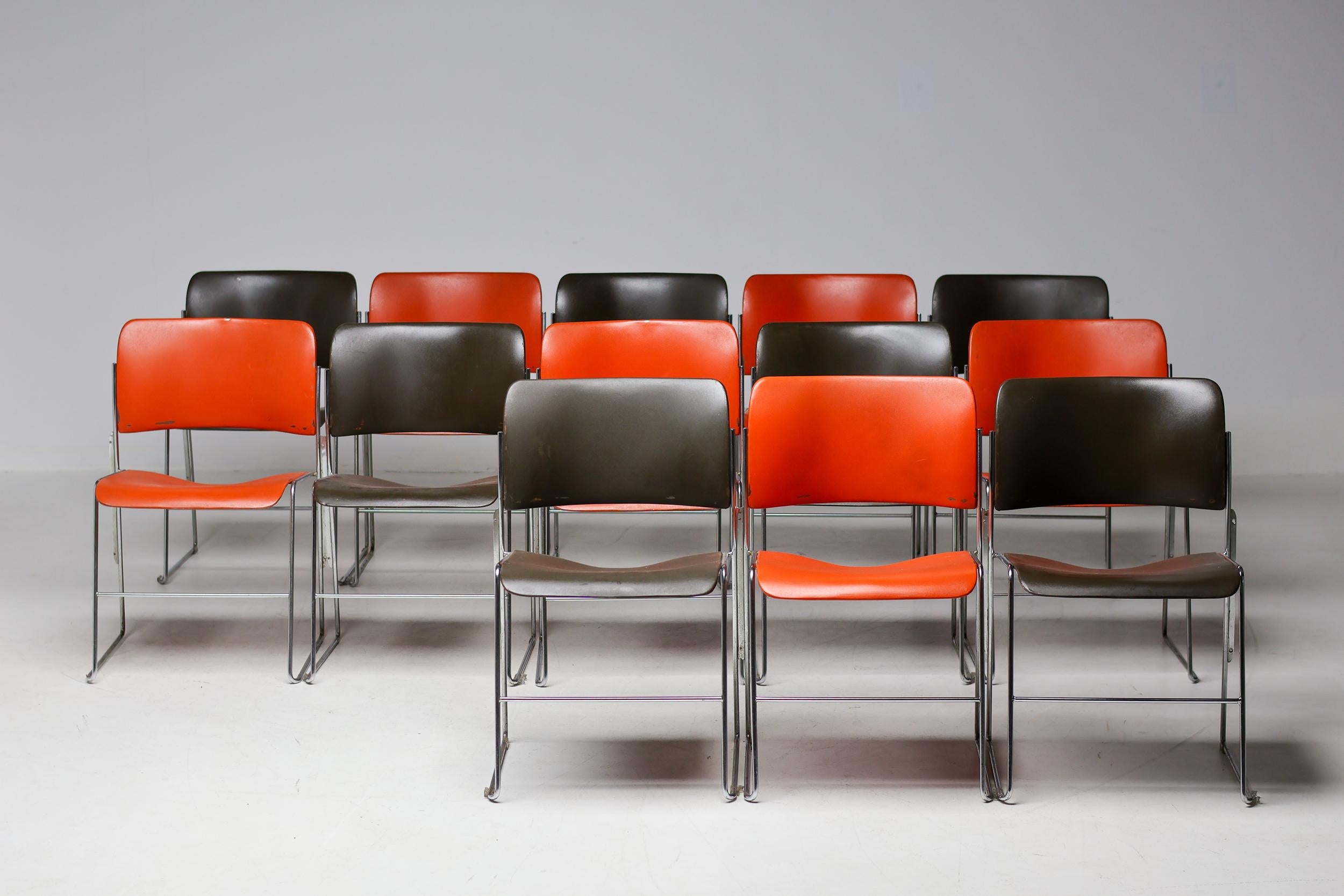 La chaise 40/4, un chef-d'œuvre intemporel conçu par David Rowland et fabriqué par le fabricant d'origine Office Furniture Systems. Il s'agit d'exemplaires originaux des années 1970 en bon état.
Nous avons un total de 52 chaises disponibles en brun