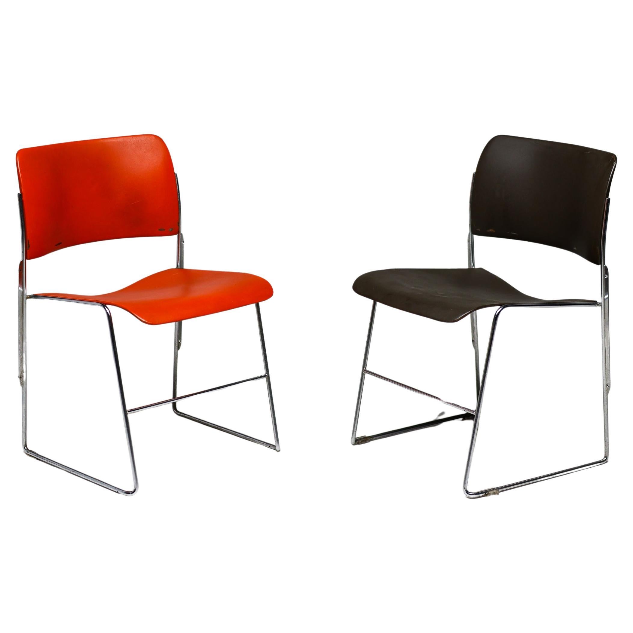 Zweiundfünfzig rote und braune stapelbare 40/4-Stühle von David Rowland - OF USA