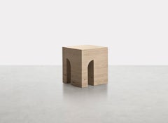 Fiftyfour, mesa auxiliar romana de travertino, Dainelli Studio para Somaschini, Italia