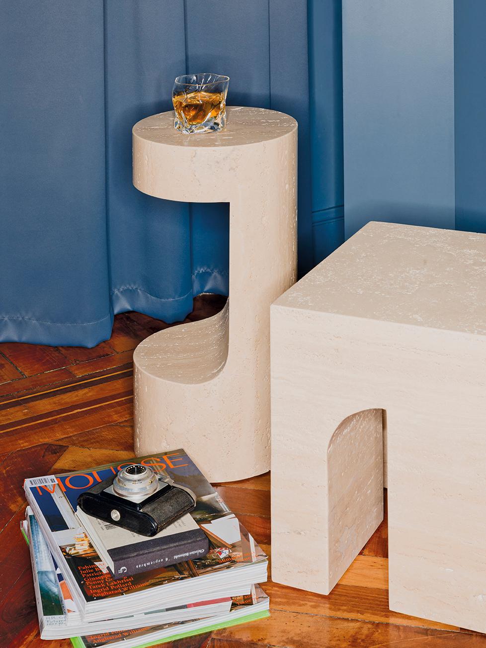 Moderne Fiftyfour, table d'appoint en travertin romain, Dainelli Studio for Somaschini, Italie en vente