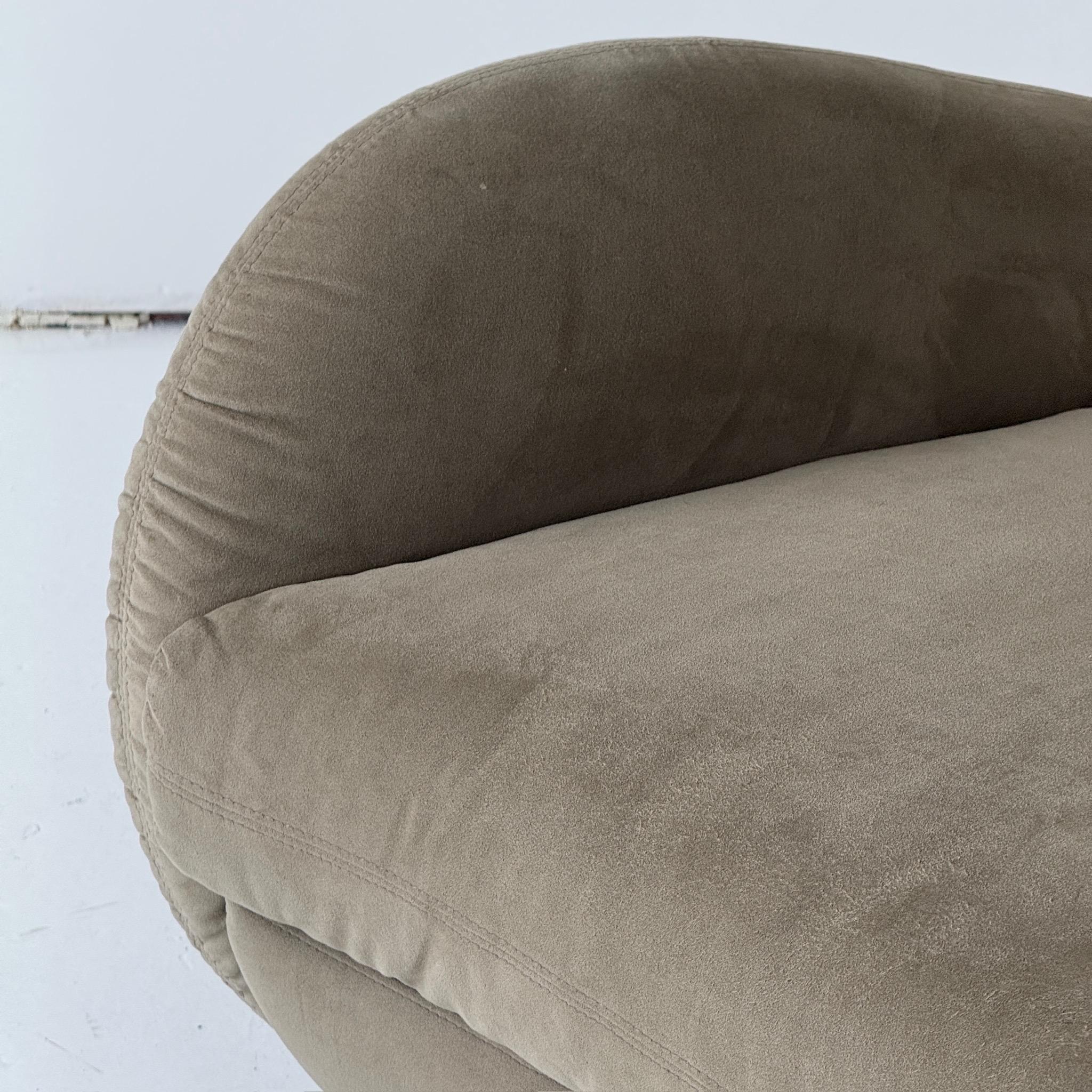 c. 2000s. EE.UU. Microsuede original con patas de aluminio. Una pieza de diseño extremadamente rara. 

