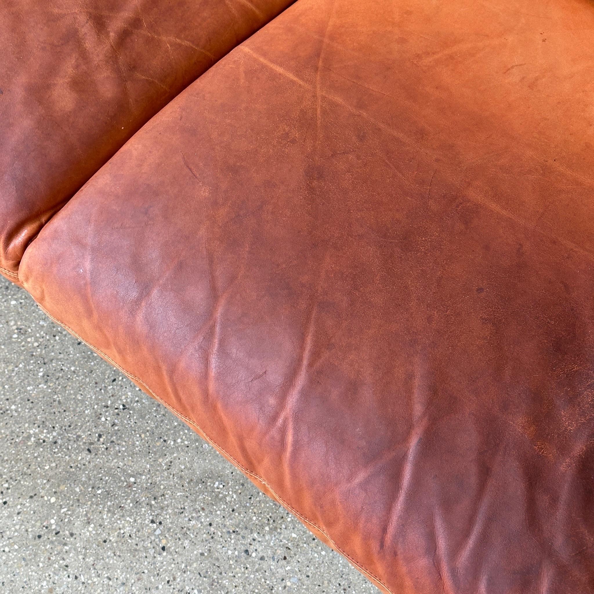 Fiftyish Ohrensessel aus Leder von Vladimir Kagan für American Leather im Zustand „Gut“ im Angebot in Chicago, IL