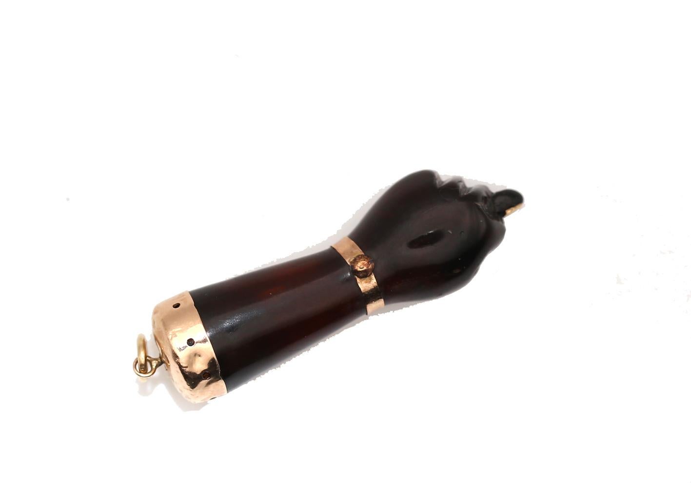 Pendentif porte-bonheur en or jaune Fig Amber, 1910 Unisexe en vente