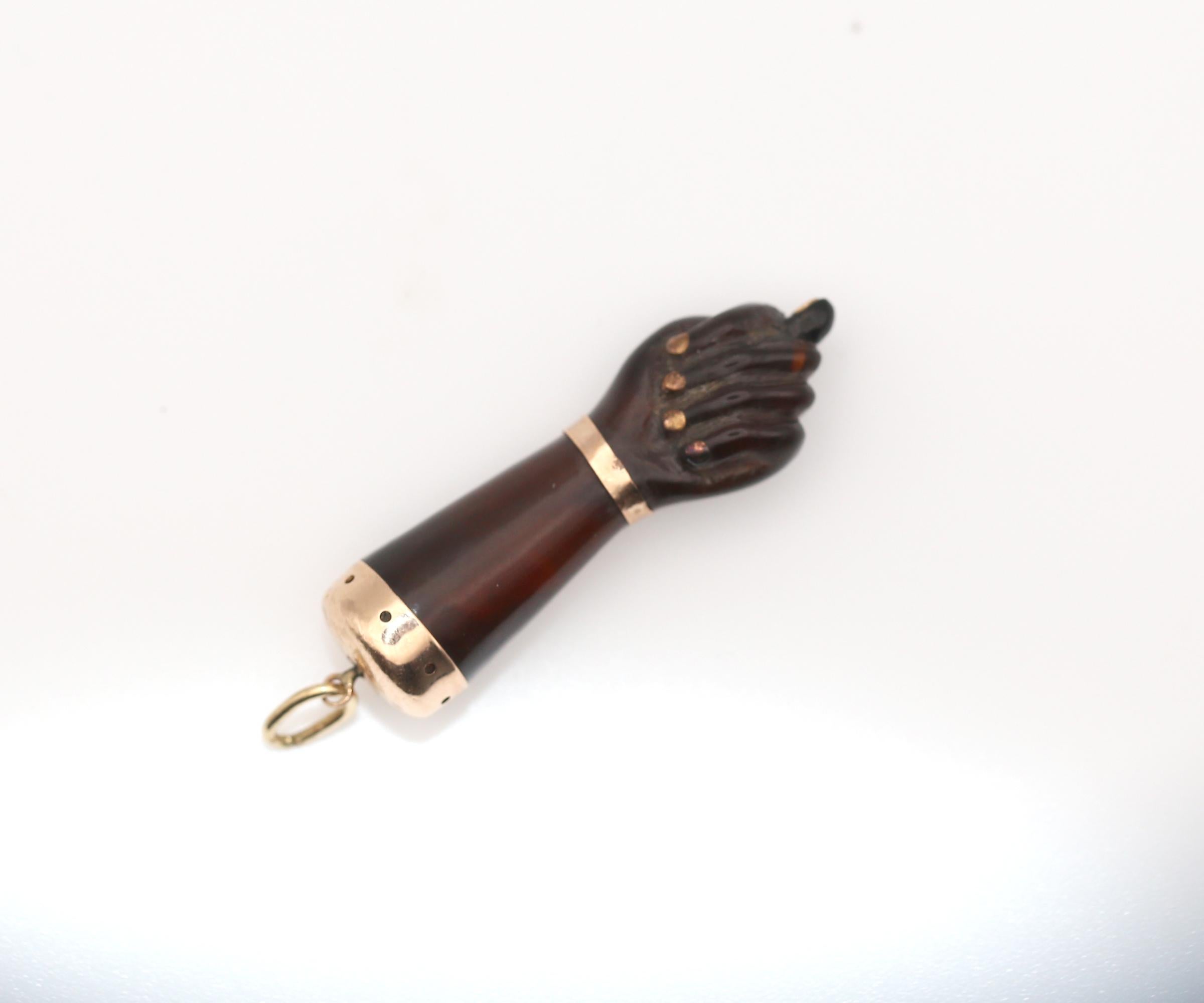 Pendentif porte-bonheur en or jaune Fig Amber, 1910 en vente 2