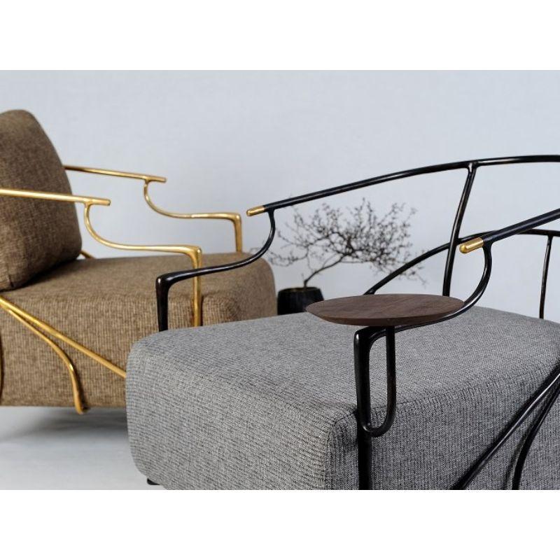 Postmoderno Poltrona Fig con tavolino - Struttura in ottone annerito e rivestimento grigio di Misaya in vendita