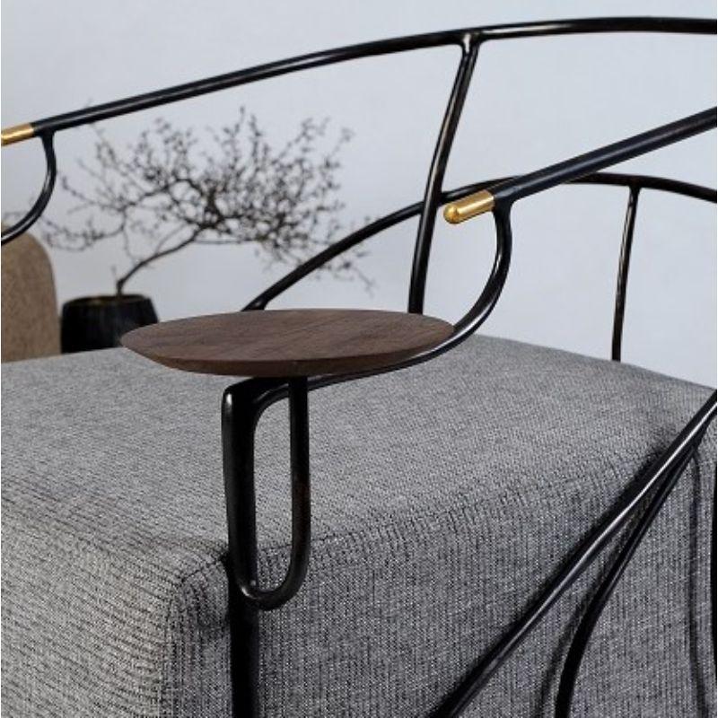 XXI secolo e contemporaneo Poltrona Fig con tavolino - Struttura in ottone annerito e rivestimento grigio di Misaya in vendita