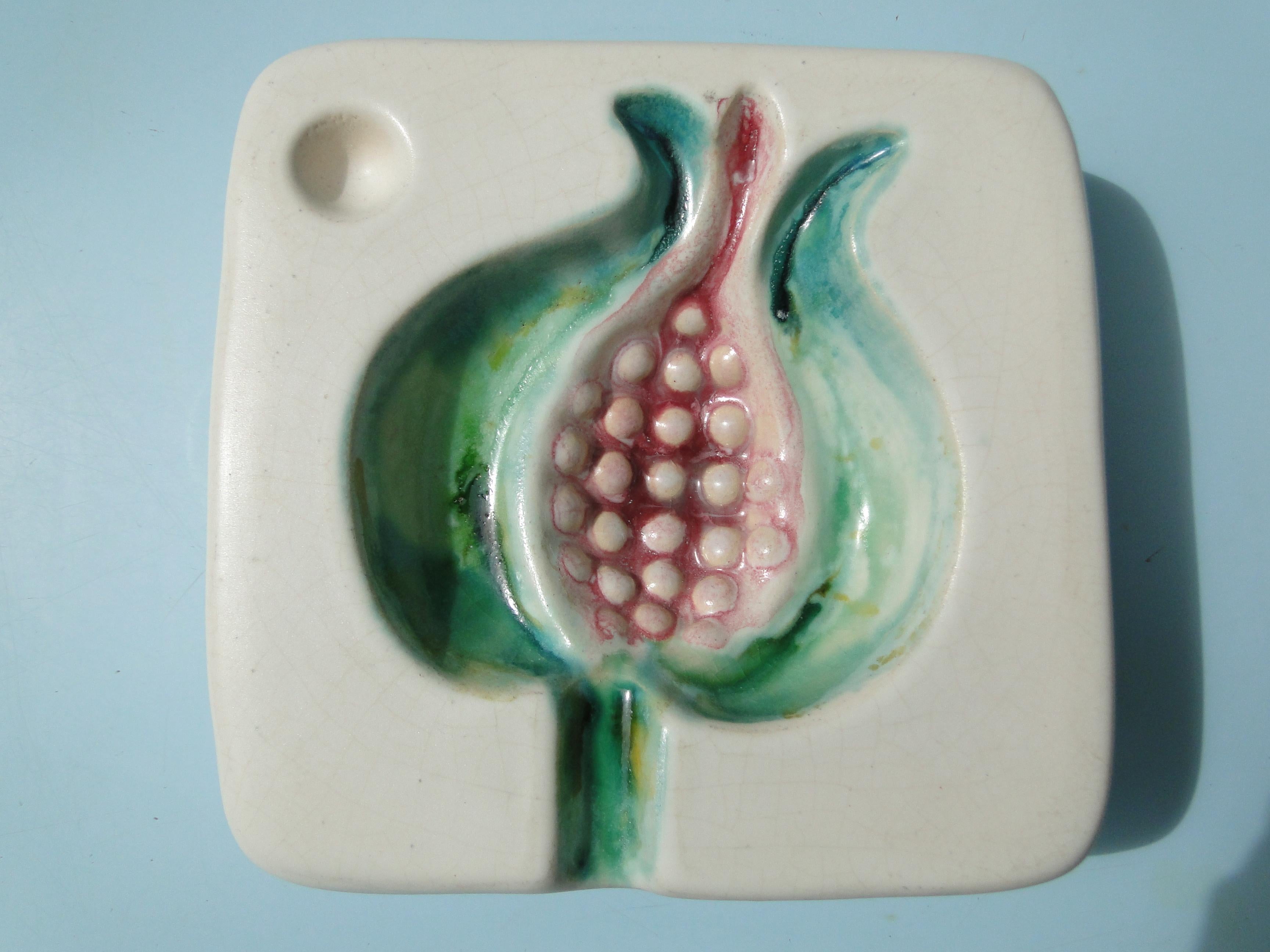Georges Jouve was an important ceramist of the 20th century. He was born in 1910 in Fontenay-sous-Bois and his parents were both decorators. At 17 years old, Jouve enrolled at the prestigious Ecole Boulle in Paris where he received theoretical