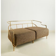 Fig Sofa - Zeitgenössisches Gestell aus Messing mit braunem Bezug von Misaya