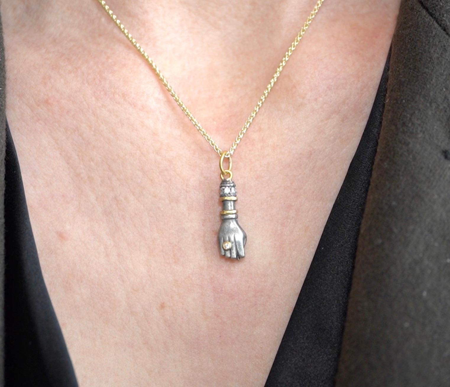 Figa Charm, pendentif collier Charm avec diamants, or et argent 24kt par Prehistoric Works of Istanbul, Turquie. Diamant - 0,02cts. Mesure 8mm x 24mm, livré avec une chaîne en vermeil de 16