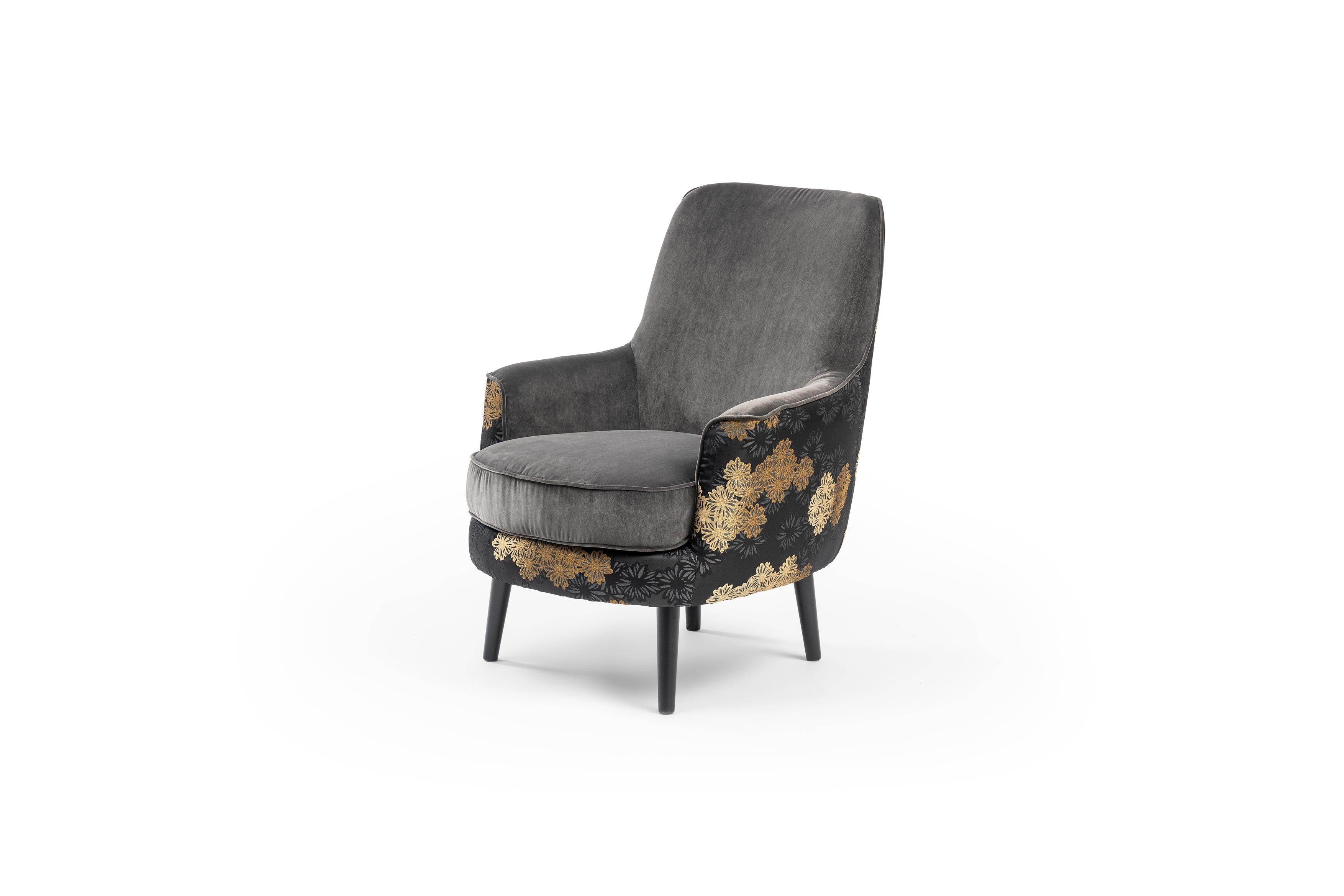 Figaro-Sessel von RALPH M 
Abmessungen: B 69 x T 78 x H 90 cm. 
MATERIALIEN: Buche massiv, Stoff.

Einzelheiten: 
Rahmen: Buche massiv.
Sitzfederung: Verflochtenes elastisches Gurtband.
Sitz: Sitz aus hochelastischem 35kg/m3 Schaumstoff mit