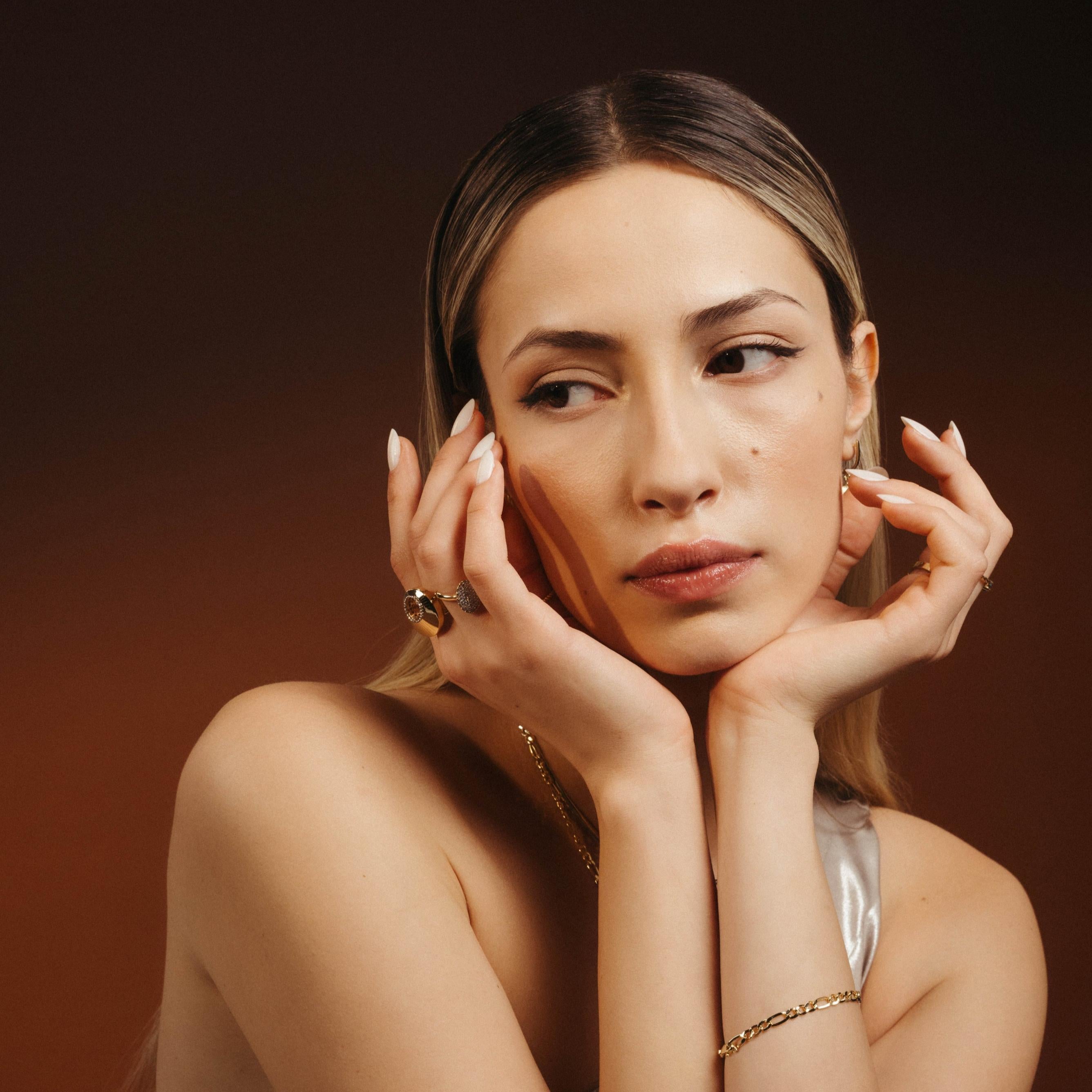 Exclusivement fabriqués en or véritable, les bijoux Zelveti incarnent la pureté et la longévité. Disponibles en or 14 ou 18 carats, les bijoux Zelveti sont conçus pour chuchoter à votre âme et transmettre votre histoire à travers les générations. Le