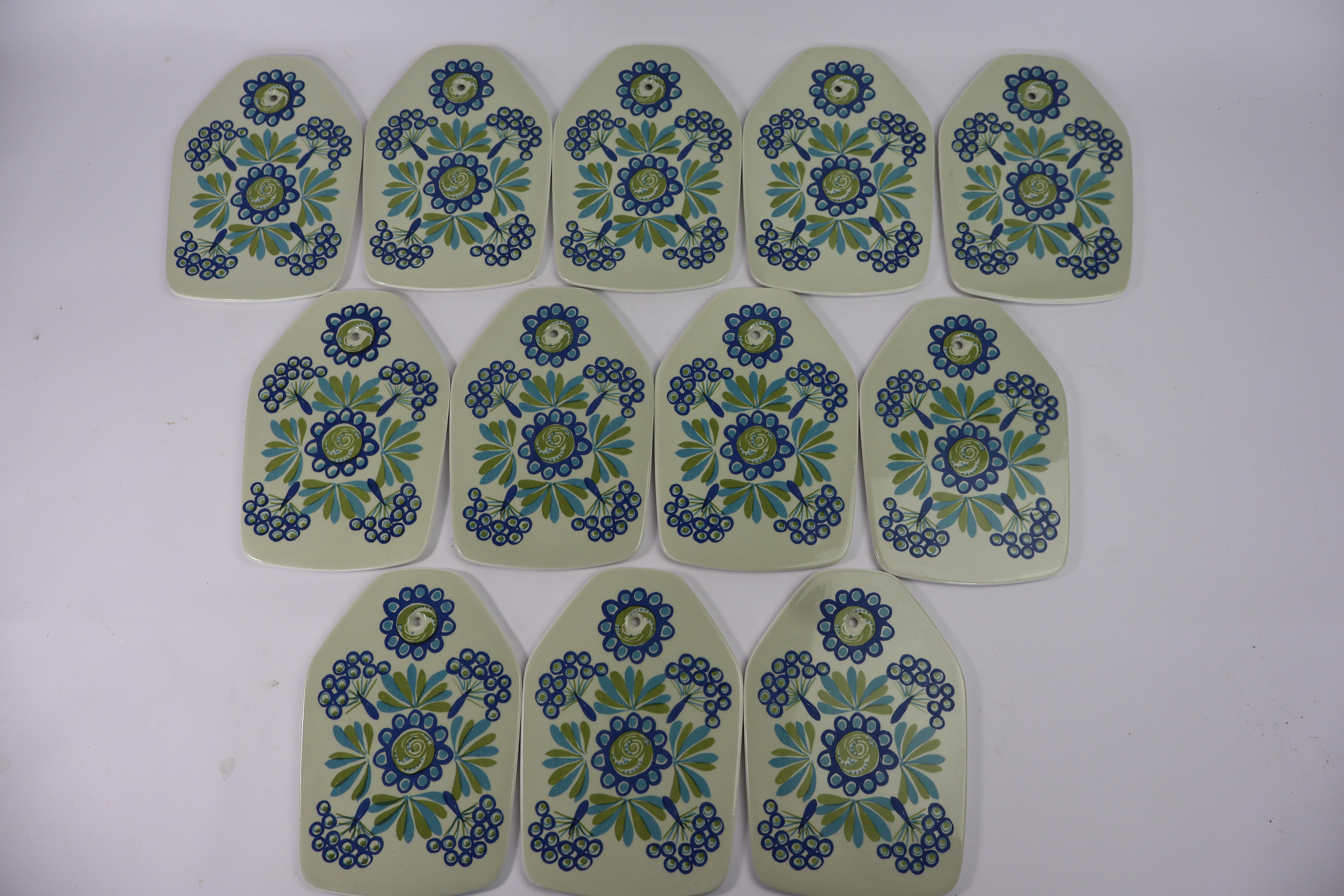 un ensemble de 12 assiettes à déjeuner.
Fabriqué en porcelaine émaillée de haute qualité
Design/One Tor Viking
Un objet typique du design scandinave du milieu du siècle.

Fabriqué en Norvège
marqué sur le fond de chaque pièce

Pas d'ébréchures, pas