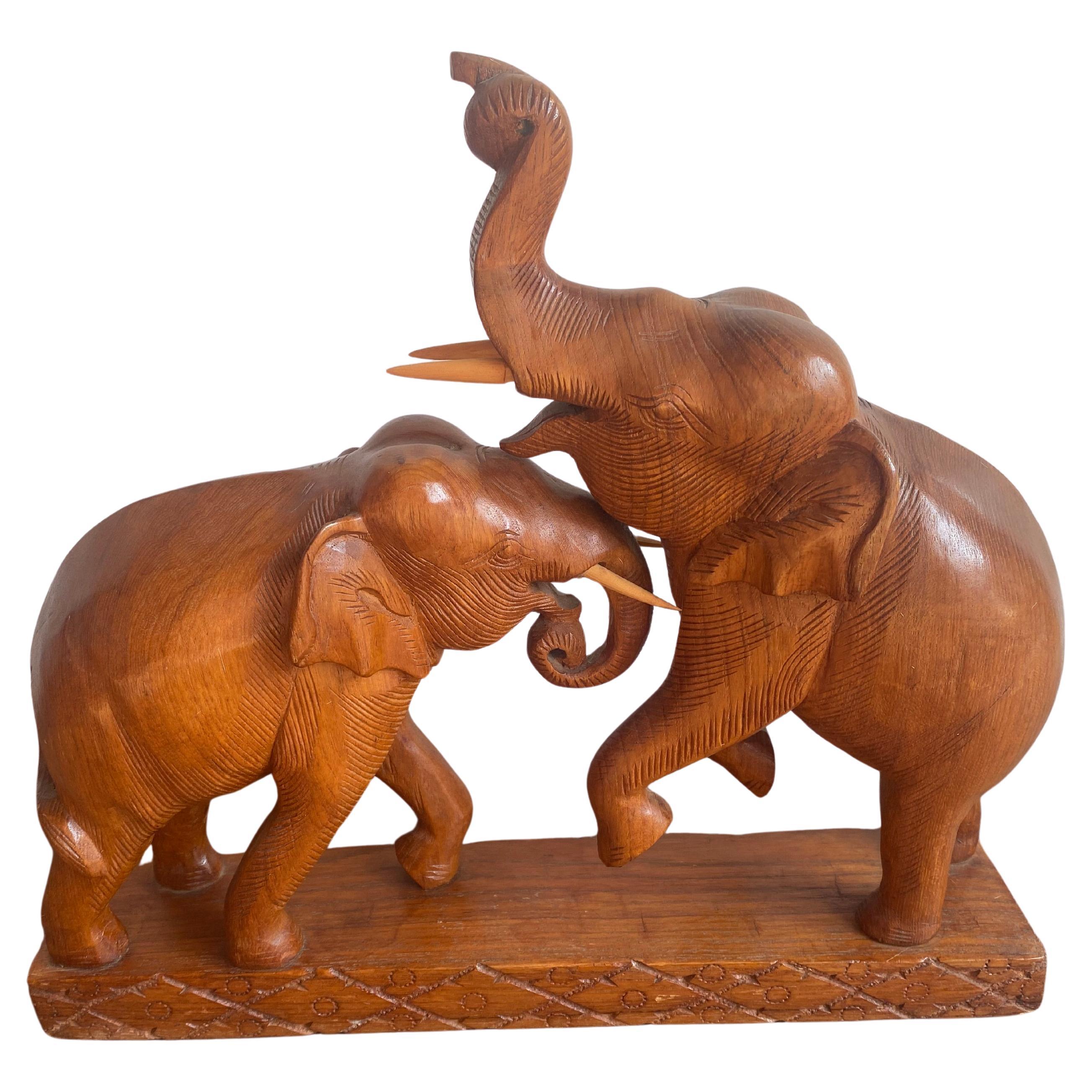 "Kampf oder Spiel" Moderne Holzskulptur eines Elefanten aus der Jahrhundertmitte im Angebot
