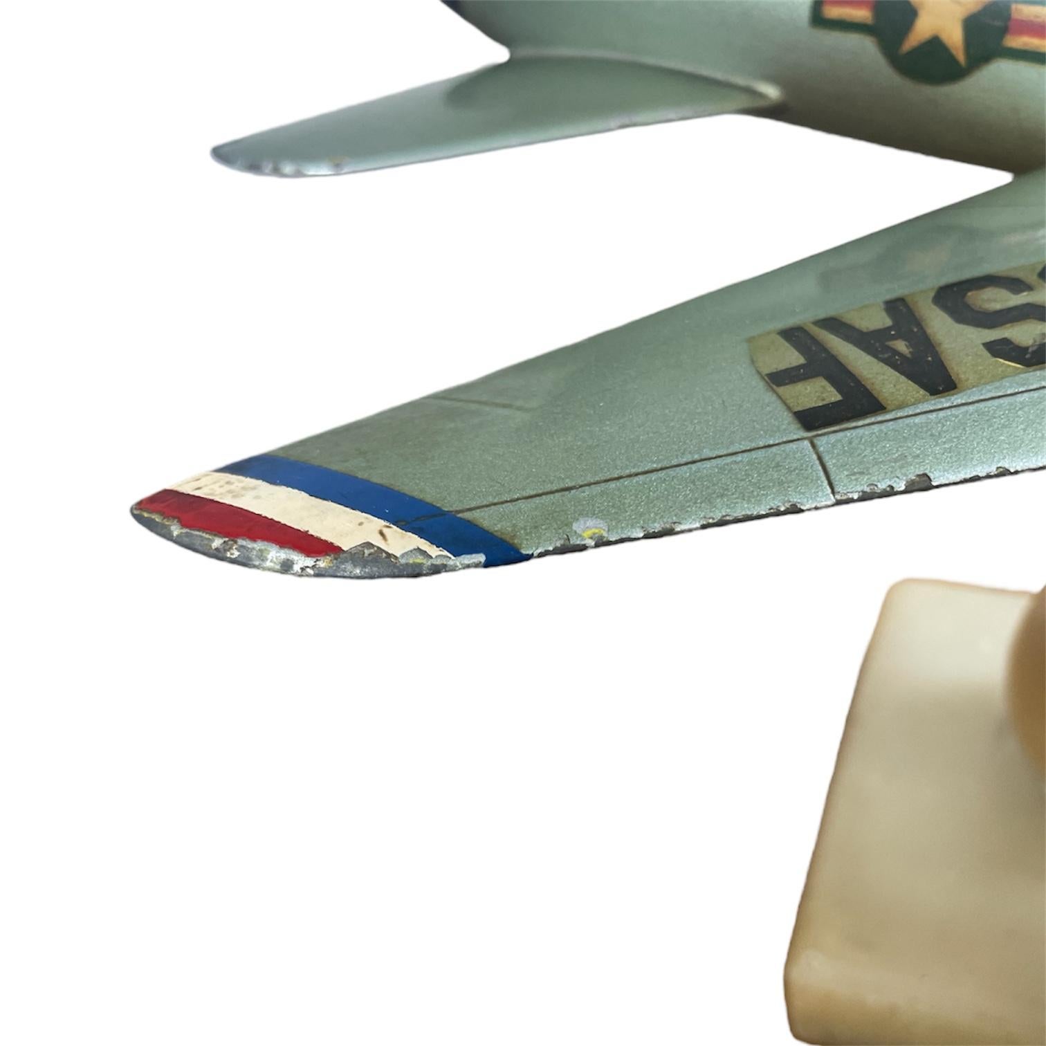 Fighter Jet Desktop-Modell FJ-2 FURY im Angebot 3