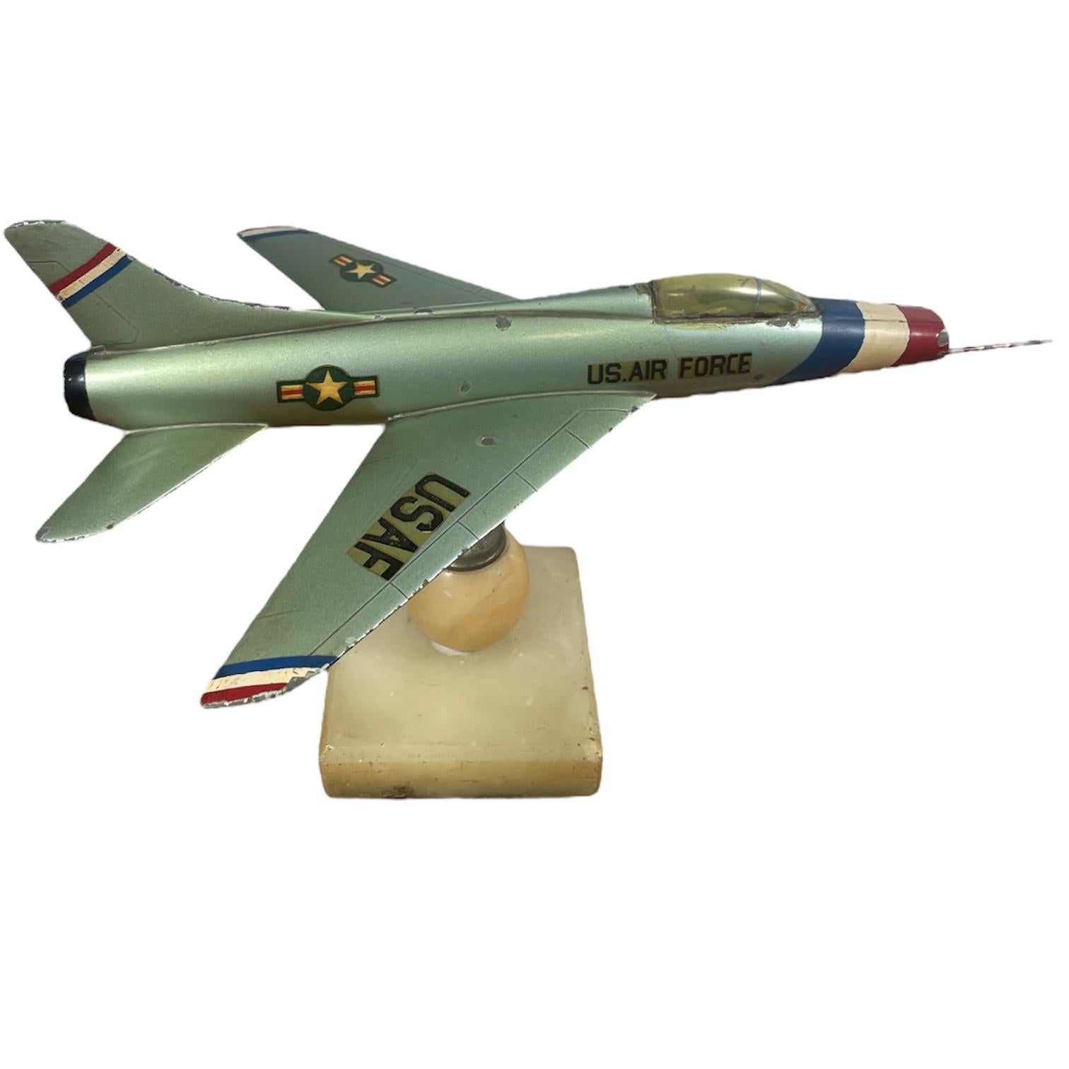 Original North American Aviation, Inc. Desktop-Display-Modell aus den 1950er Jahren, in gutem Zustand mit einigen Lackdetails, Marmorsockel und artikuliert.