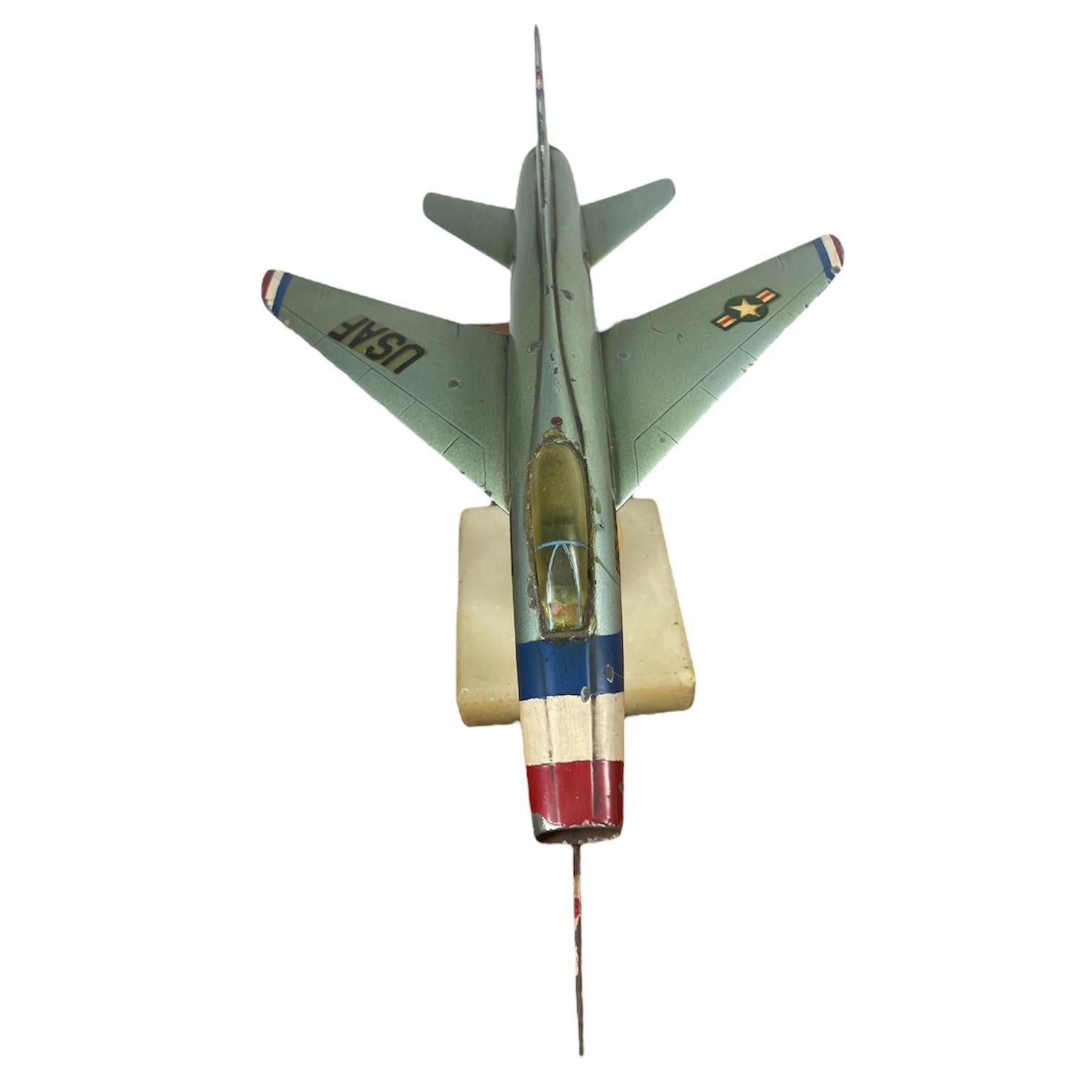 Fighter Jet Desktop-Modell FJ-2 FURY (amerikanisch) im Angebot