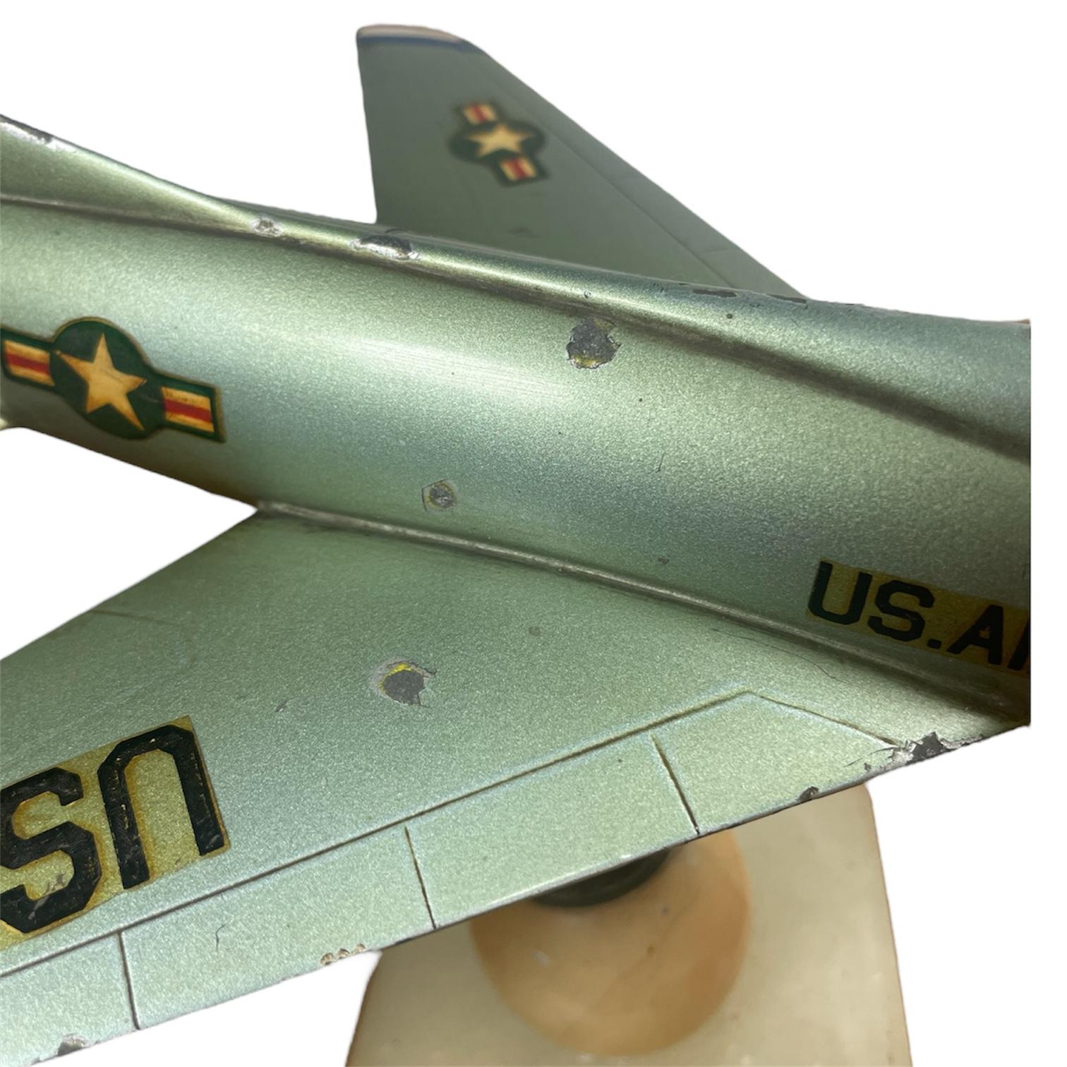 Fighter Jet Desktop-Modell FJ-2 FURY (Mitte des 20. Jahrhunderts) im Angebot