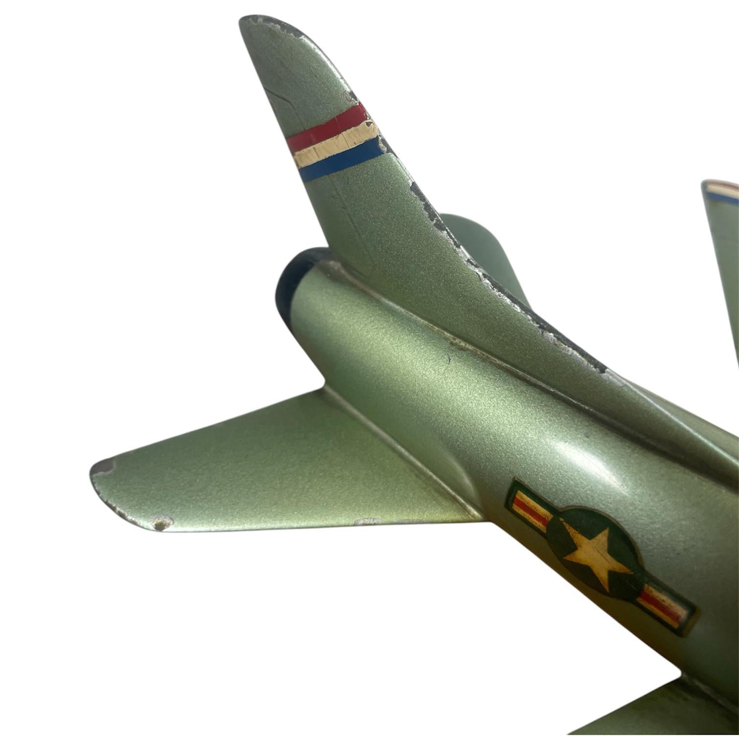 Fighter Jet Desktop-Modell FJ-2 FURY (Metall) im Angebot