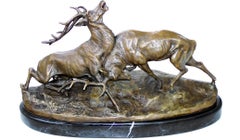Sculpture en bronze représentant des cerfs en combat, sur socle en marbre, style du XXe siècle